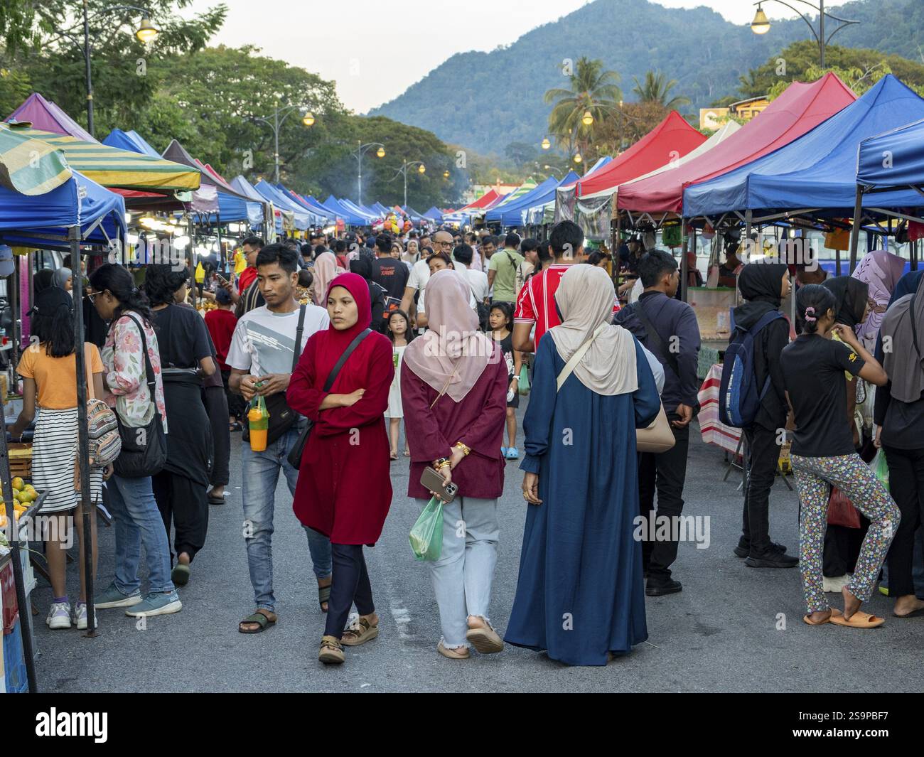 De nombreux visiteurs, marché hebdomadaire à Kuah, Langkawi, état de Kedah, Malaisie, Asie du Sud-est, Asie Banque D'Images