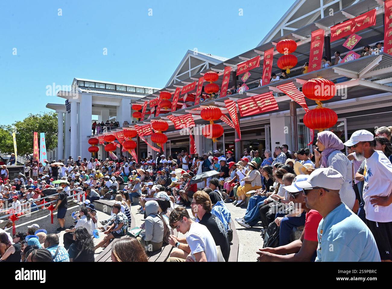 Cape Town, Afrique du Sud. 25 janvier 2025. Les spectateurs regardent des spectacles lors d'un gala festif du nouvel an chinois qui s'est tenu au Victoria and Alfred Waterfront au Cap, en Afrique du Sud, le 25 janvier 2025. Organisé par la communauté chinoise de la ville, l'événement de célébration du nouvel an chinois 2025 au Cap a une fois de plus présenté au public local et aux visiteurs étrangers une riche fête culturelle imprégnée de l'atmosphère du Festival du printemps. POUR ALLER AVEC 'Feature : le Cap en Afrique du Sud embrasse la culture chinoise avant la fête du printemps' crédit : Sinqobile Mthimkhulu/Xinhua/Alamy Live News Banque D'Images