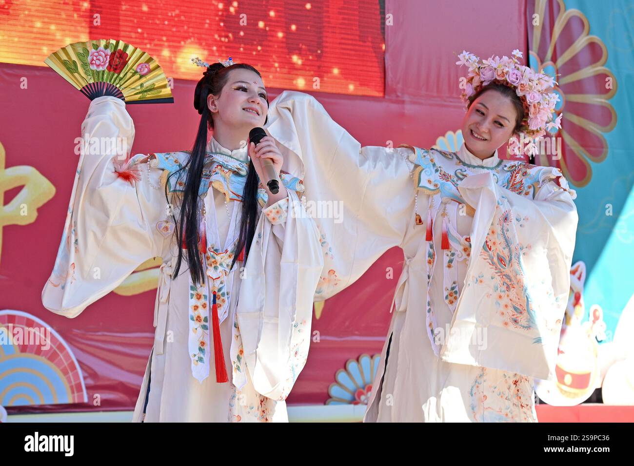 Cape Town, Afrique du Sud. 25 janvier 2025. Des artistes interprètent un opéra chinois traditionnel lors d'un gala festif du nouvel an chinois qui s'est tenu au Victoria and Alfred Waterfront au Cap, en Afrique du Sud, le 25 janvier 2025. Organisé par la communauté chinoise de la ville, l'événement de célébration du nouvel an chinois 2025 au Cap a une fois de plus présenté au public local et aux visiteurs étrangers une riche fête culturelle imprégnée de l'atmosphère du Festival du printemps. POUR ALLER AVEC 'Feature : le Cap en Afrique du Sud embrasse la culture chinoise avant la fête du printemps' crédit : Sinqobile Mthimkhulu/Xinhua/Alamy Live News Banque D'Images