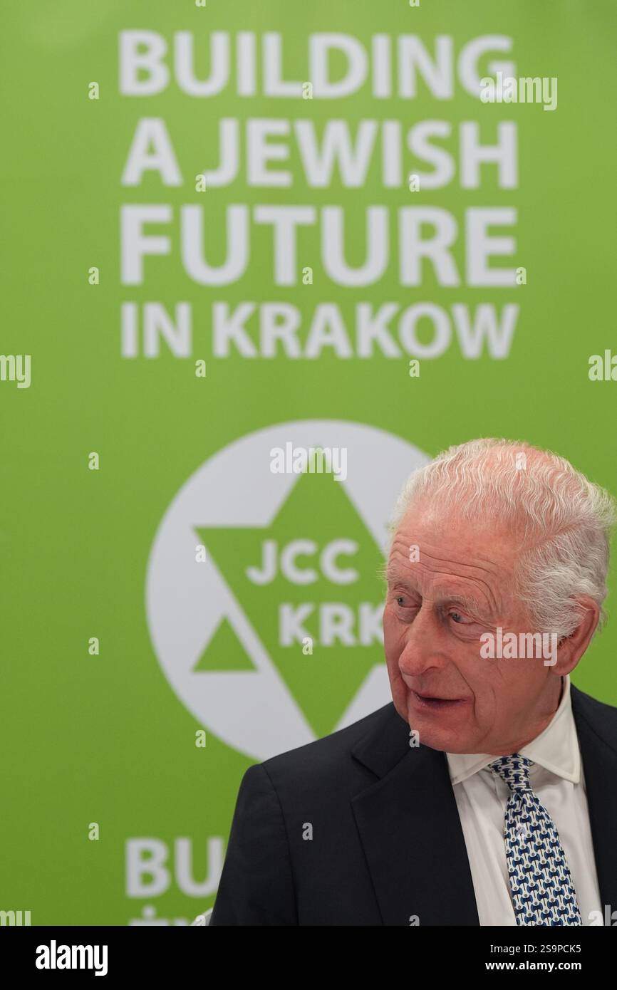 Le roi Charles III lors de sa visite au Centre communautaire juif (CCM) de Cracovie, pour rencontrer des survivants de l'Holocauste et entendre des bénévoles et des membres parler du soutien du centre aux personnes de tous âges et de tous horizons dans le cadre de sa mission de reconstruction de la vie juive dans la ville. Le roi est en Pologne pour assister aux commémorations à Auschwitz-Birkenau, marquant les 80 ans de la libération du camp de concentration. Date de la photo : lundi 27 janvier 2025. Banque D'Images