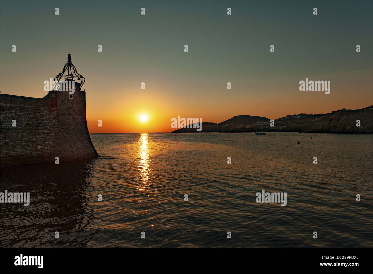 Signal lumineux de navigation du port de pêche des anchois de Collioure au lever du soleil, Côte Vermeille, pays Catalan, Pyrénées-Orientales, Occitanie Banque D'Images