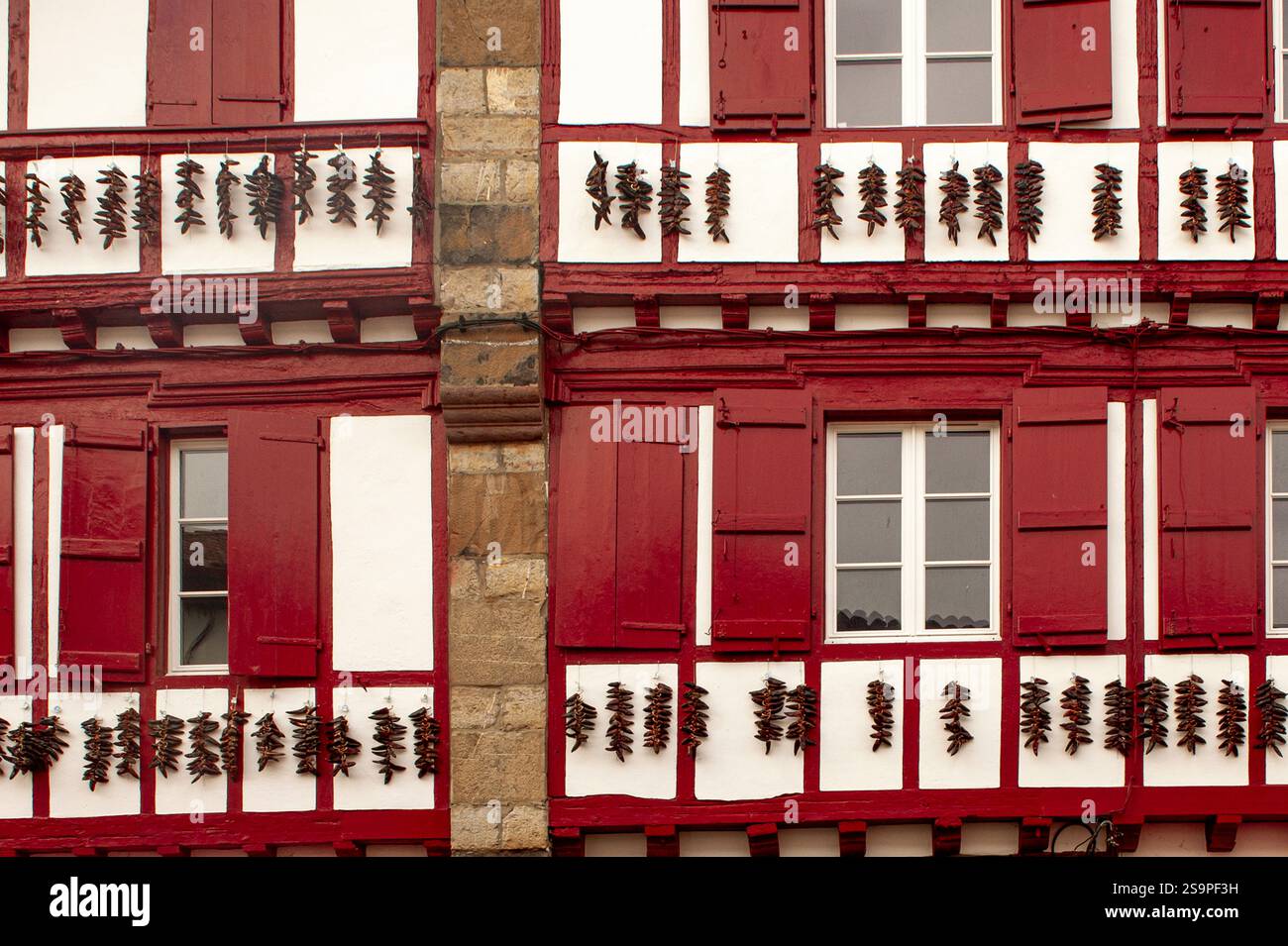 Piment dEspelette séchage sur maisons basques à Espelette, pays Basque, Pyrénées-Atlantiques, Nouvelle-Aquitaine, France, Europe Banque D'Images