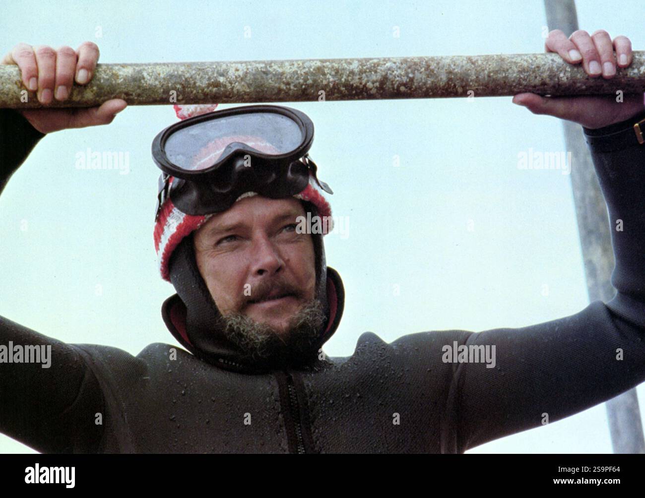 ROGER MOORE dans FFOLKES (1980) -titre original : NORTH SEA HIJACK-, réalisé par ANDREW V. MCLAGLEN. Crédit : UNIVERSAL PICTURES / album Banque D'Images