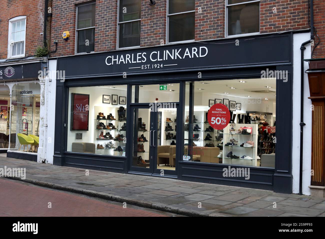 Vues générales du magasin de chaussures Charles Clinkard à Chichester, West Sussex, Royaume-Uni. Banque D'Images