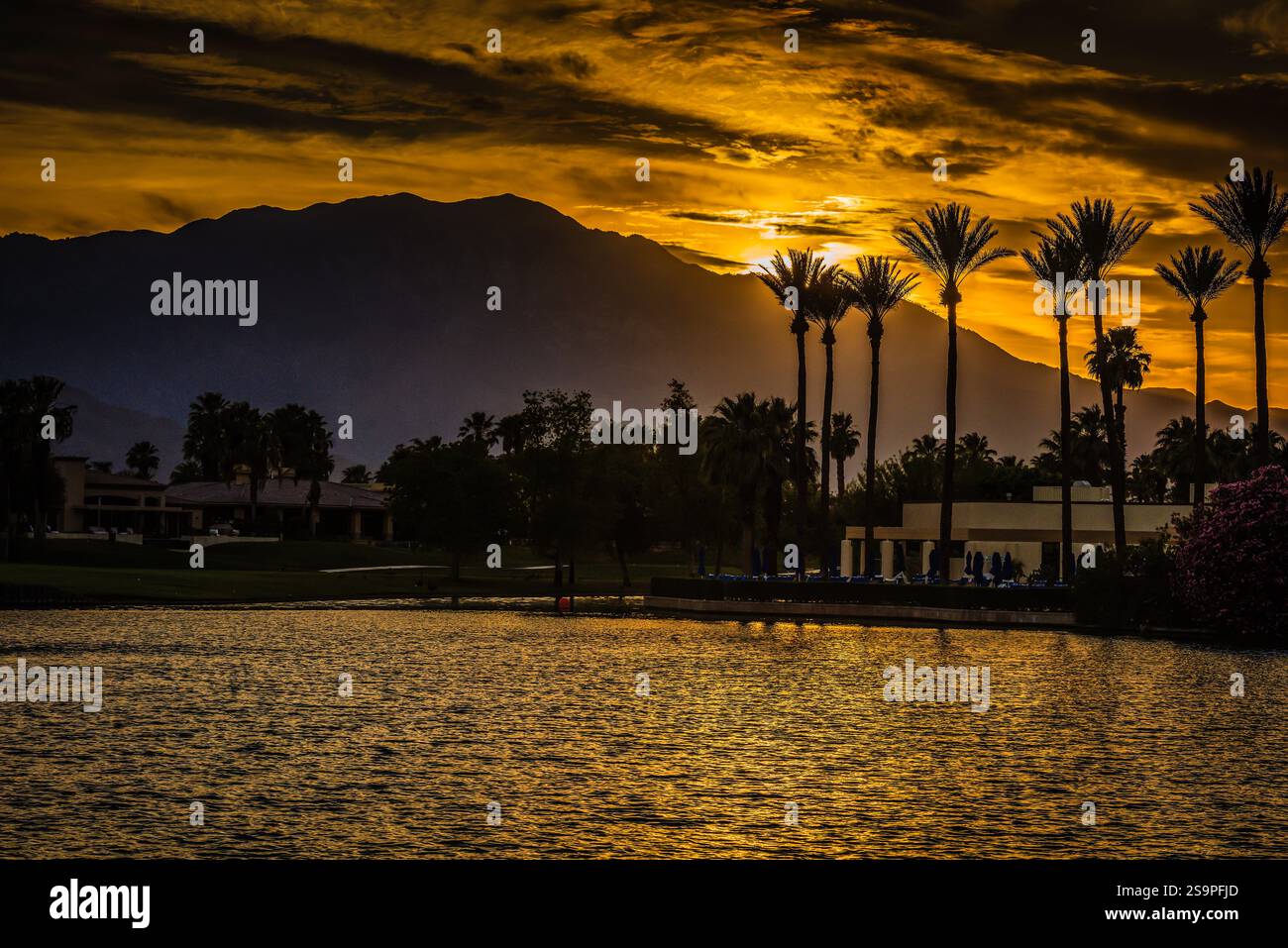 Palm Desert, CA États-Unis - 6 mai 2018 : paysage de coucher de soleil doré au complexe de luxe JW Marriott Desert Springs Resort and Spa. Banque D'Images