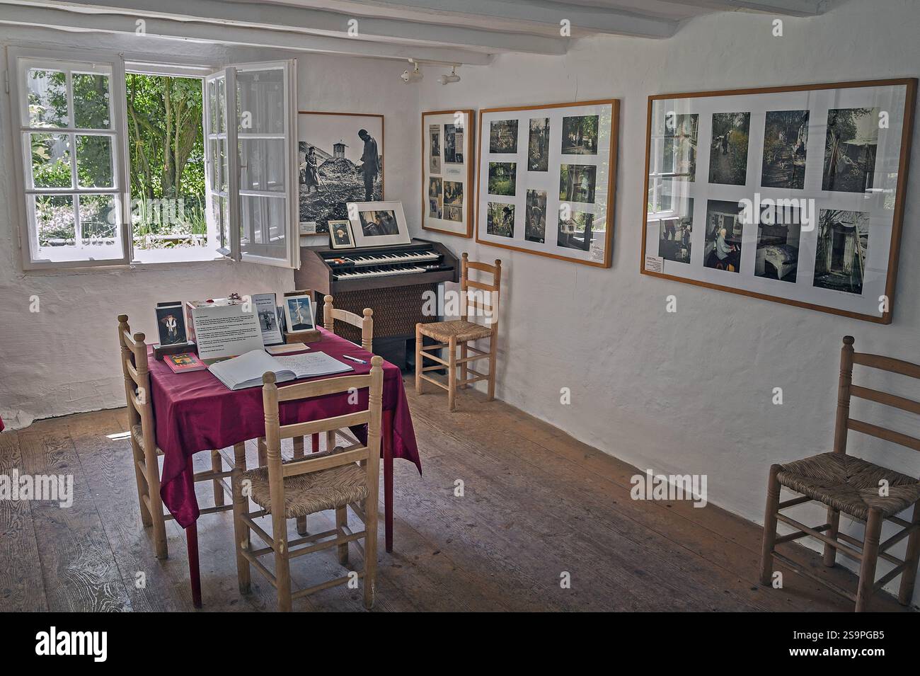 Table de disque et harmonium dans le musée de l'église de la paix est-Ouest, la maison de Timofej Wassiljewitsch Prochorow, appelé Père Timofej, à l'Olym Banque D'Images