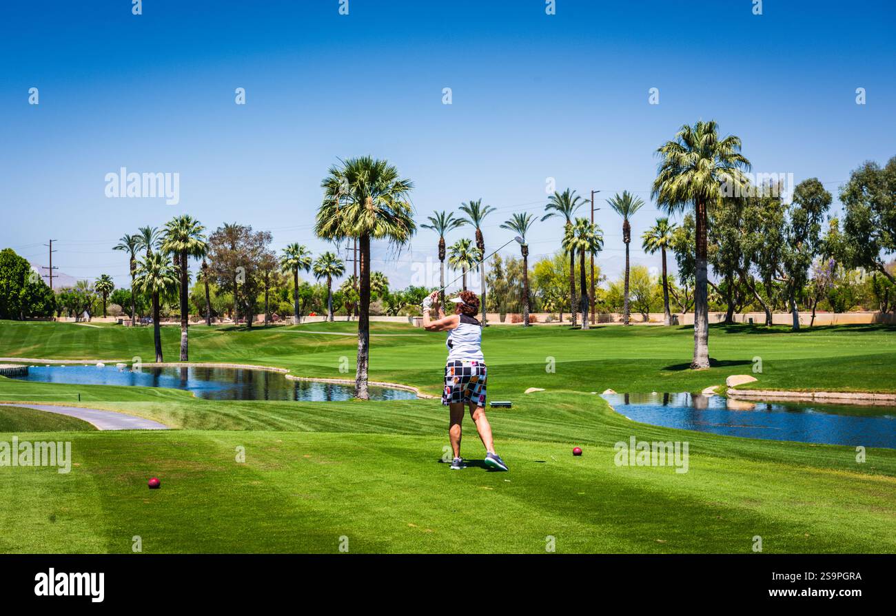Palm Desert, CA États-Unis - 7 mai 2018 : femme jouant au golf au complexe de luxe JW Marriott Desert Springs Resort and Spa. Banque D'Images