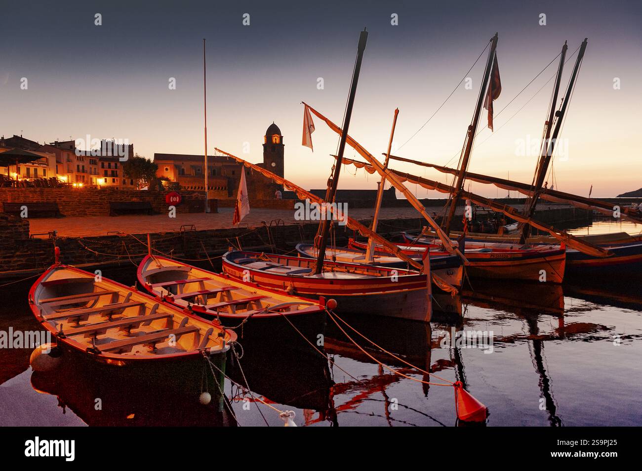 Bateaux pointu catalan au petit matin au port de Collioure, Côte Vermeille, Pyrénées-Orientales Occitanie, France, Europe Banque D'Images
