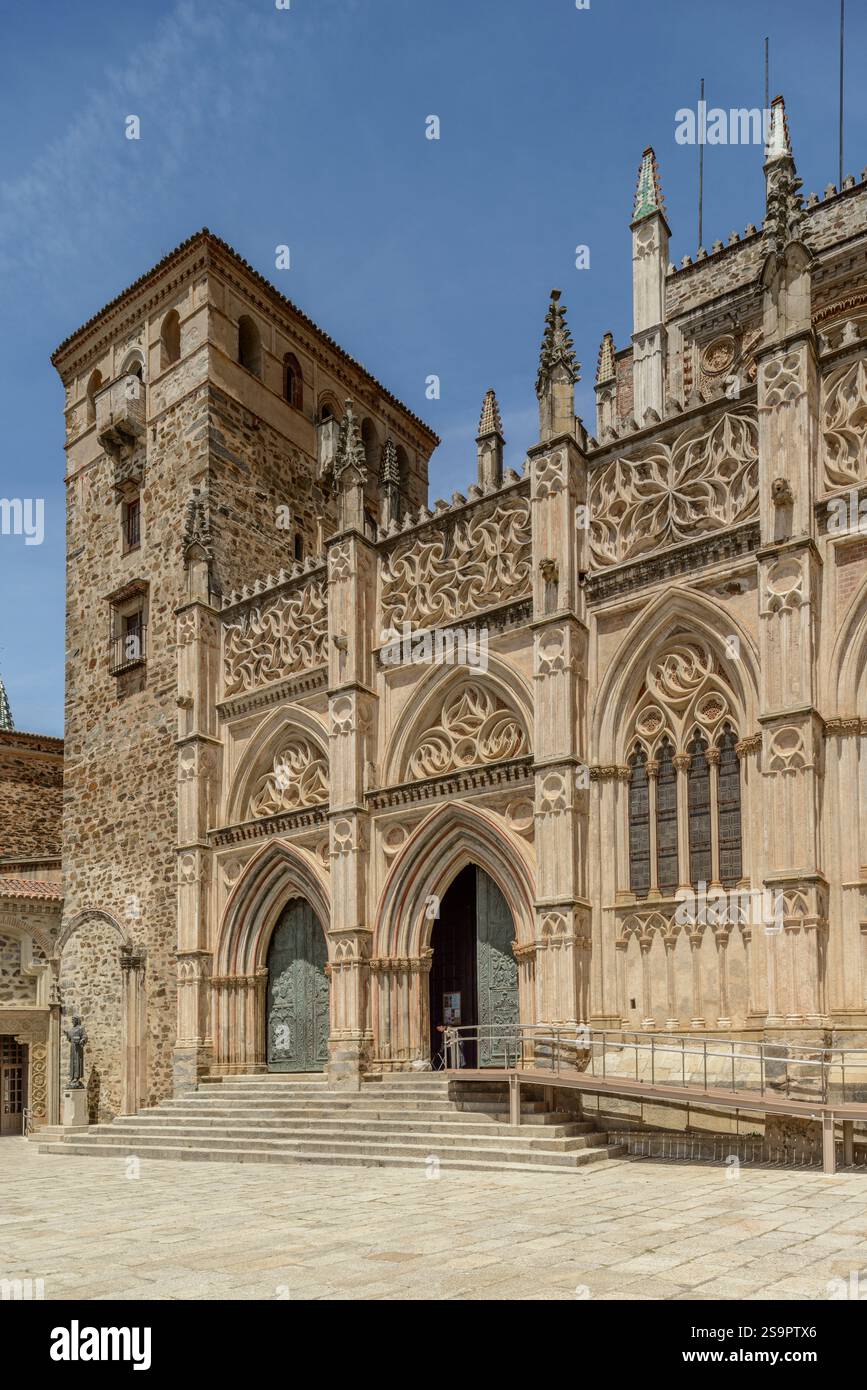 Monastère royal de Santa Maria de Guadalupe, franciscain, architecture gothique, ville de Guadalupe, province de Caceres. Estrémadure, Espagne, Europe. Banque D'Images