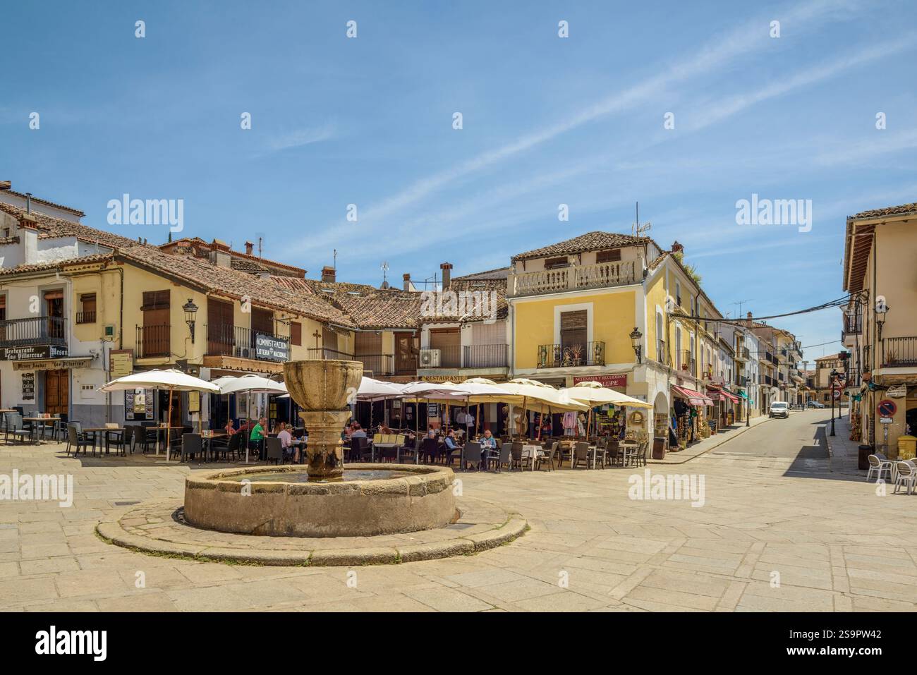 Place Santa María située en face de la façade du monastère royal et fontaine avec les célèbres fonts baptismaux, ville de Guadalupe, Caceres. Banque D'Images