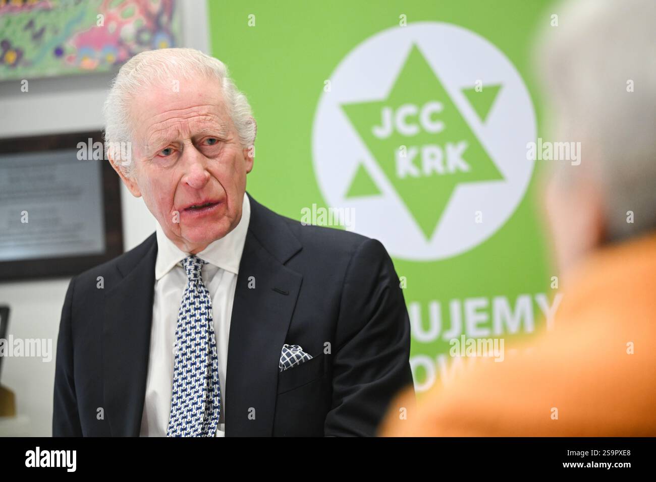 Le roi Charles III lors de sa visite au Centre communautaire juif (CCM) de Cracovie, pour rencontrer des survivants de l'Holocauste et entendre des bénévoles et des membres parler du soutien du centre aux personnes de tous âges et de tous horizons dans le cadre de sa mission de reconstruction de la vie juive dans la ville. Le roi est en Pologne pour assister aux commémorations à Auschwitz-Birkenau, marquant les 80 ans de la libération du camp de concentration. Date de la photo : lundi 27 janvier 2025. Banque D'Images