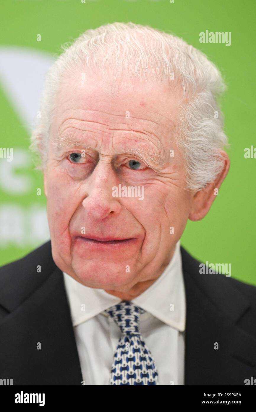 Le roi Charles III lors de sa visite au Centre communautaire juif (CCM) de Cracovie, pour rencontrer des survivants de l'Holocauste et entendre des bénévoles et des membres parler du soutien du centre aux personnes de tous âges et de tous horizons dans le cadre de sa mission de reconstruction de la vie juive dans la ville. Le roi est en Pologne pour assister aux commémorations à Auschwitz-Birkenau, marquant les 80 ans de la libération du camp de concentration. Date de la photo : lundi 27 janvier 2025. Banque D'Images