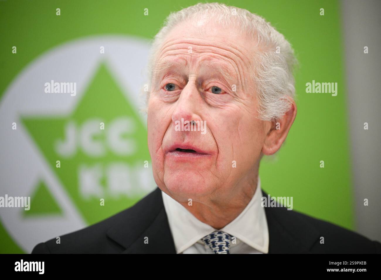 Le roi Charles III lors de sa visite au Centre communautaire juif (CCM) de Cracovie, pour rencontrer des survivants de l'Holocauste et entendre des bénévoles et des membres parler du soutien du centre aux personnes de tous âges et de tous horizons dans le cadre de sa mission de reconstruction de la vie juive dans la ville. Le roi est en Pologne pour assister aux commémorations à Auschwitz-Birkenau, marquant les 80 ans de la libération du camp de concentration. Date de la photo : lundi 27 janvier 2025. Banque D'Images