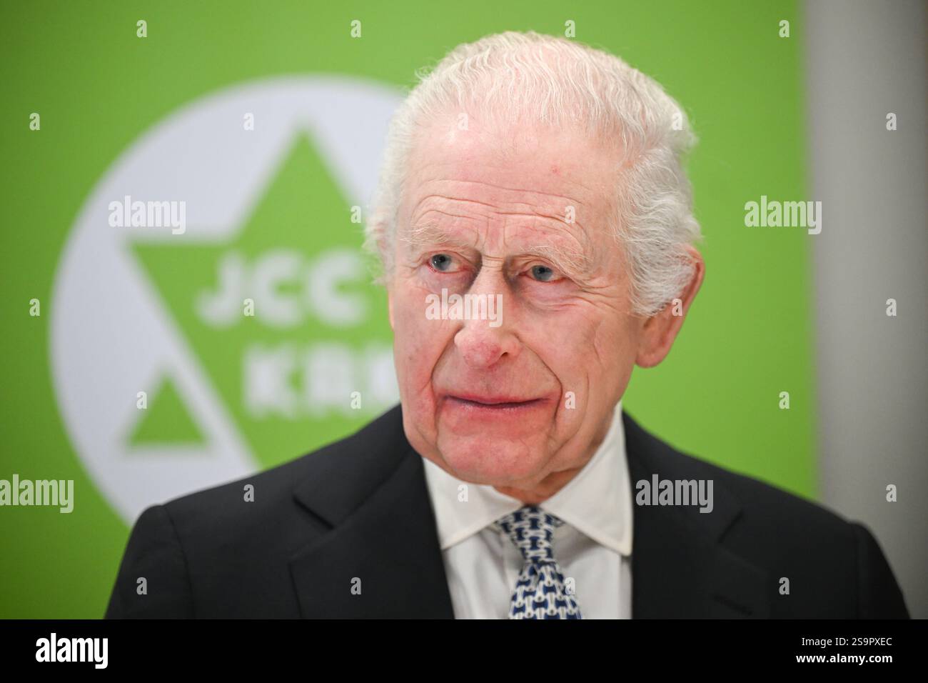 Le roi Charles III lors de sa visite au Centre communautaire juif (CCM) de Cracovie, pour rencontrer des survivants de l'Holocauste et entendre des bénévoles et des membres parler du soutien du centre aux personnes de tous âges et de tous horizons dans le cadre de sa mission de reconstruction de la vie juive dans la ville. Le roi est en Pologne pour assister aux commémorations à Auschwitz-Birkenau, marquant les 80 ans de la libération du camp de concentration. Date de la photo : lundi 27 janvier 2025. Banque D'Images