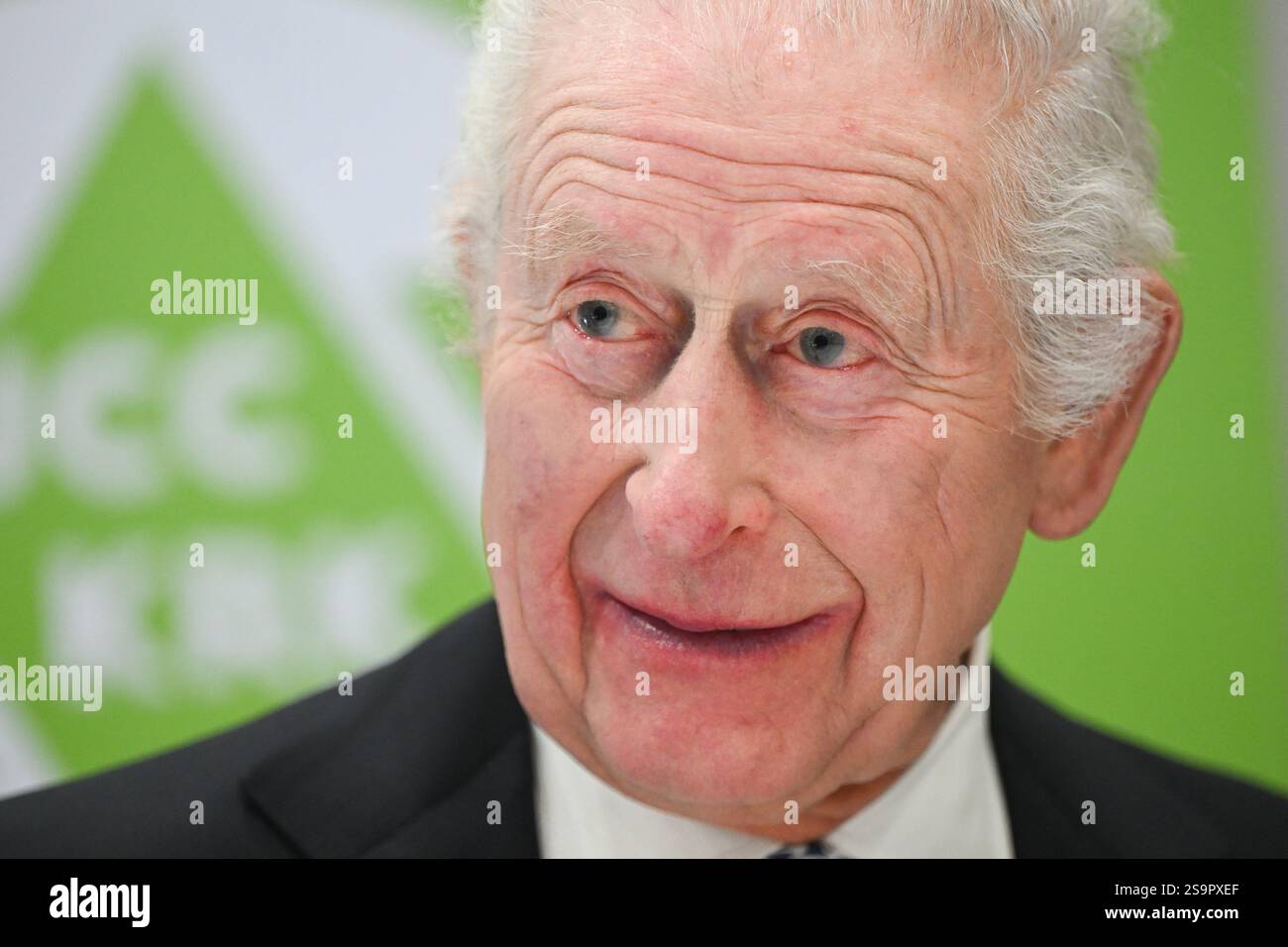 Le roi Charles III lors de sa visite au Centre communautaire juif (CCM) de Cracovie, pour rencontrer des survivants de l'Holocauste et entendre des bénévoles et des membres parler du soutien du centre aux personnes de tous âges et de tous horizons dans le cadre de sa mission de reconstruction de la vie juive dans la ville. Le roi est en Pologne pour assister aux commémorations à Auschwitz-Birkenau, marquant les 80 ans de la libération du camp de concentration. Date de la photo : lundi 27 janvier 2025. Banque D'Images