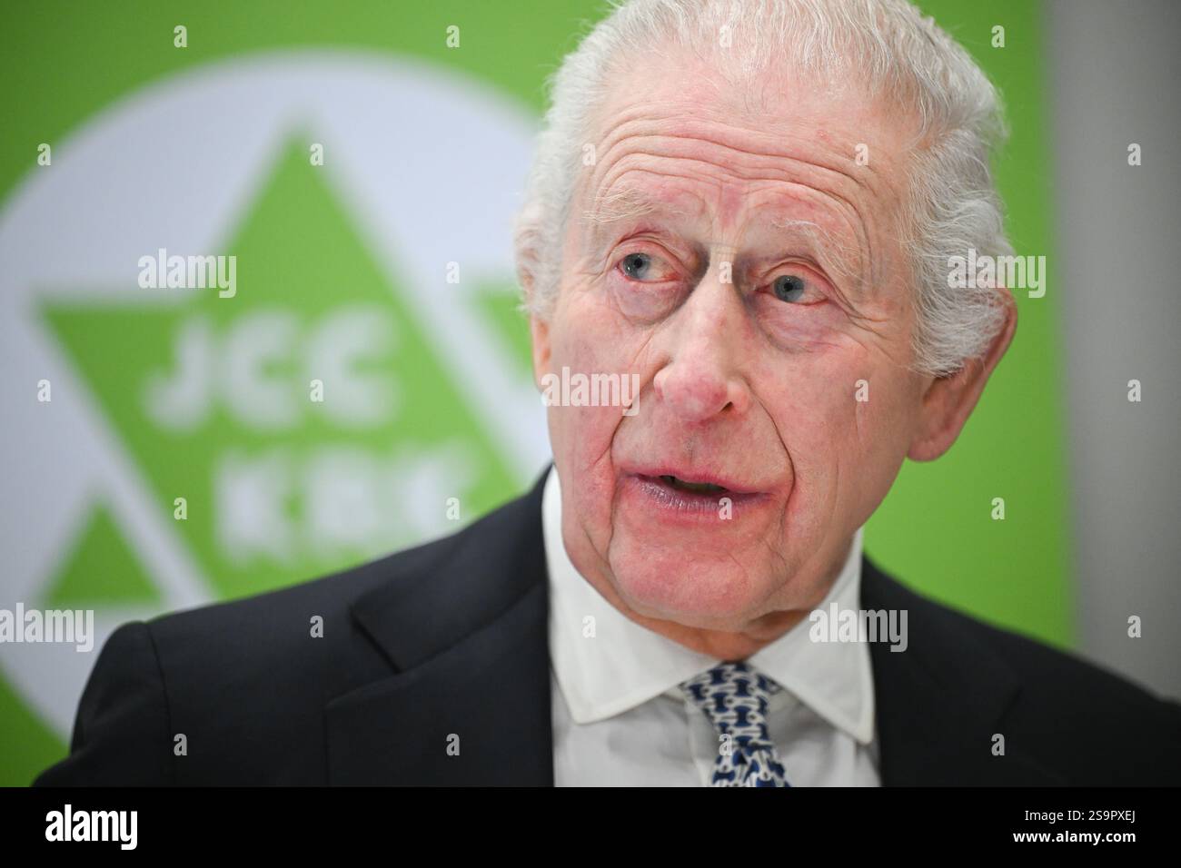 Le roi Charles III lors de sa visite au Centre communautaire juif (CCM) de Cracovie, pour rencontrer des survivants de l'Holocauste et entendre des bénévoles et des membres parler du soutien du centre aux personnes de tous âges et de tous horizons dans le cadre de sa mission de reconstruction de la vie juive dans la ville. Le roi est en Pologne pour assister aux commémorations à Auschwitz-Birkenau, marquant les 80 ans de la libération du camp de concentration. Date de la photo : lundi 27 janvier 2025. Banque D'Images