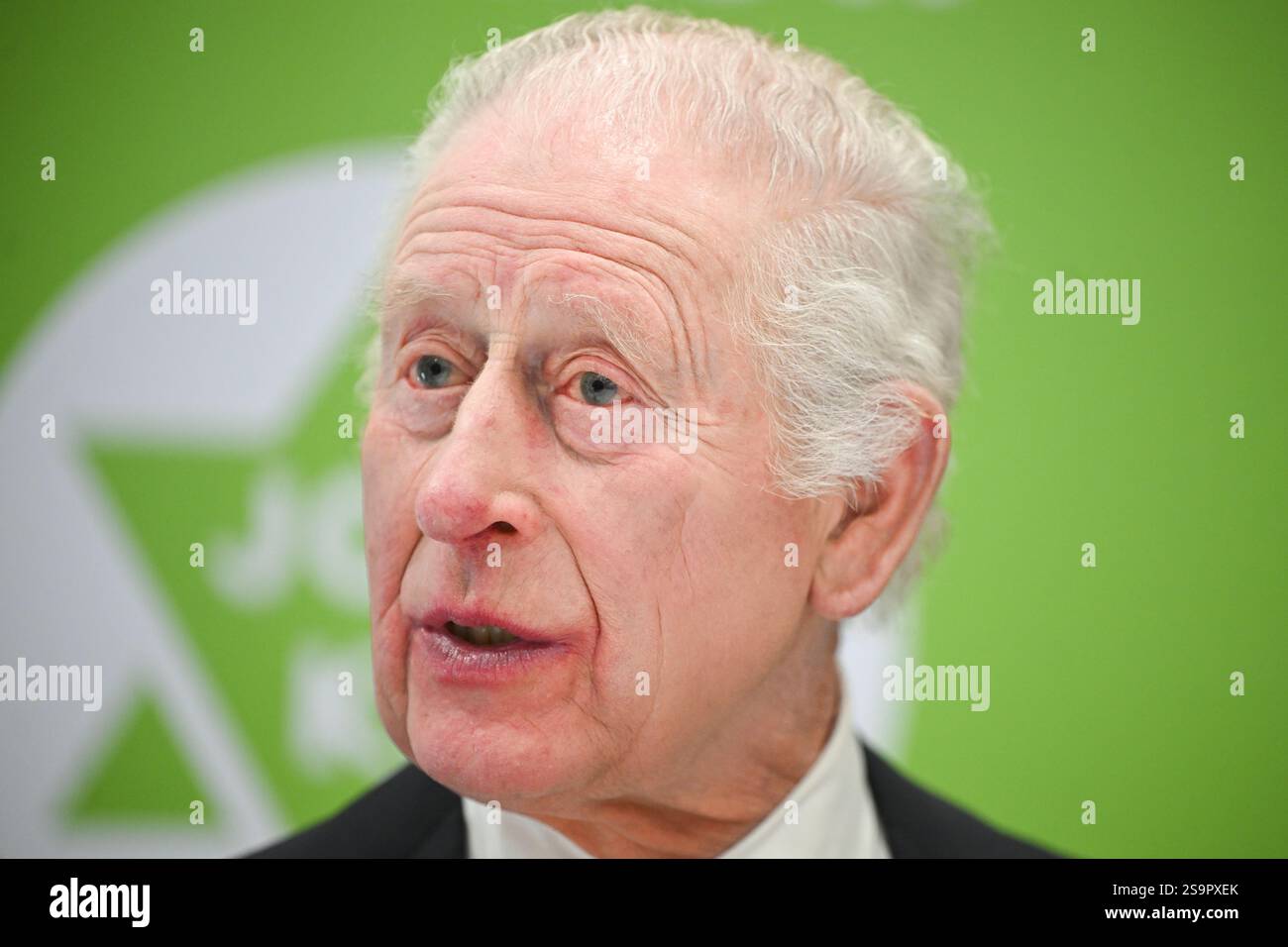 Le roi Charles III lors de sa visite au Centre communautaire juif (CCM) de Cracovie, pour rencontrer des survivants de l'Holocauste et entendre des bénévoles et des membres parler du soutien du centre aux personnes de tous âges et de tous horizons dans le cadre de sa mission de reconstruction de la vie juive dans la ville. Le roi est en Pologne pour assister aux commémorations à Auschwitz-Birkenau, marquant les 80 ans de la libération du camp de concentration. Date de la photo : lundi 27 janvier 2025. Banque D'Images