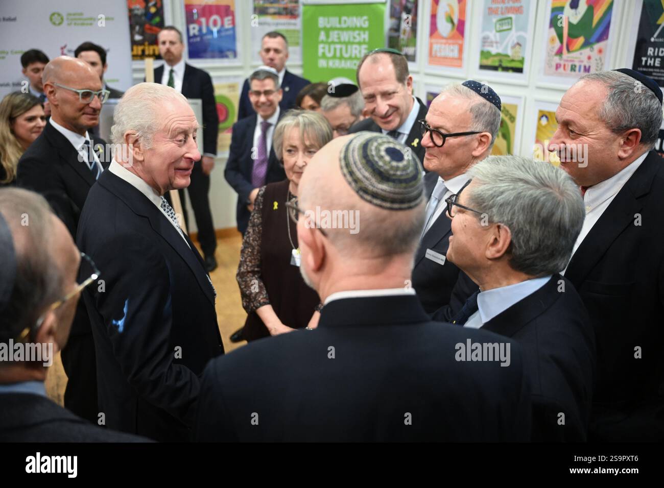 Le roi Charles III lors de sa visite au Centre communautaire juif (CCM) de Cracovie, pour rencontrer des survivants de l'Holocauste et entendre des bénévoles et des membres parler du soutien du centre aux personnes de tous âges et de tous horizons dans le cadre de sa mission de reconstruction de la vie juive dans la ville. Le roi est en Pologne pour assister aux commémorations à Auschwitz-Birkenau, marquant les 80 ans de la libération du camp de concentration. Date de la photo : lundi 27 janvier 2025. Banque D'Images