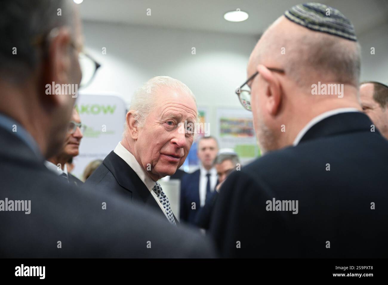 Le roi Charles III lors de sa visite au Centre communautaire juif (CCM) de Cracovie, pour rencontrer des survivants de l'Holocauste et entendre des bénévoles et des membres parler du soutien du centre aux personnes de tous âges et de tous horizons dans le cadre de sa mission de reconstruction de la vie juive dans la ville. Le roi est en Pologne pour assister aux commémorations à Auschwitz-Birkenau, marquant les 80 ans de la libération du camp de concentration. Date de la photo : lundi 27 janvier 2025. Banque D'Images