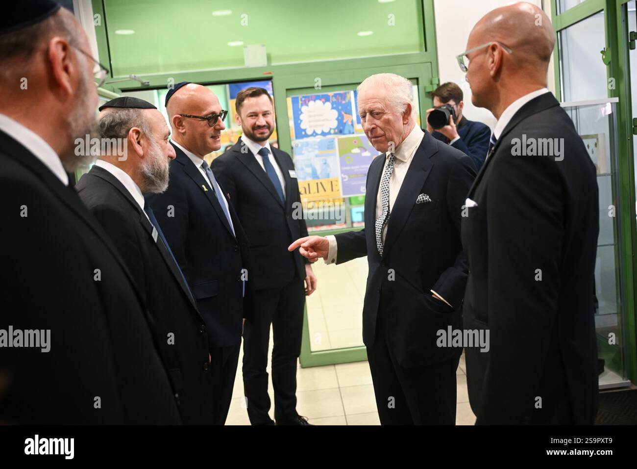 Le roi Charles III lors de sa visite au Centre communautaire juif (CCM) de Cracovie, pour rencontrer des survivants de l'Holocauste et entendre des bénévoles et des membres parler du soutien du centre aux personnes de tous âges et de tous horizons dans le cadre de sa mission de reconstruction de la vie juive dans la ville. Le roi est en Pologne pour assister aux commémorations à Auschwitz-Birkenau, marquant les 80 ans de la libération du camp de concentration. Date de la photo : lundi 27 janvier 2025. Banque D'Images