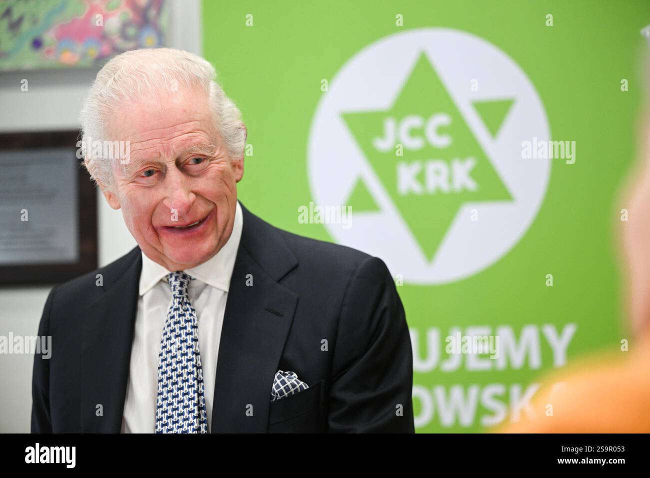 Le roi Charles III lors de sa visite au Centre communautaire juif (CCM) de Cracovie, pour rencontrer des survivants de l'Holocauste et entendre des bénévoles et des membres parler du soutien du centre aux personnes de tous âges et de tous horizons dans le cadre de sa mission de reconstruction de la vie juive dans la ville. Le roi est en Pologne pour assister aux commémorations à Auschwitz-Birkenau, marquant les 80 ans de la libération du camp de concentration. Date de la photo : lundi 27 janvier 2025. Banque D'Images
