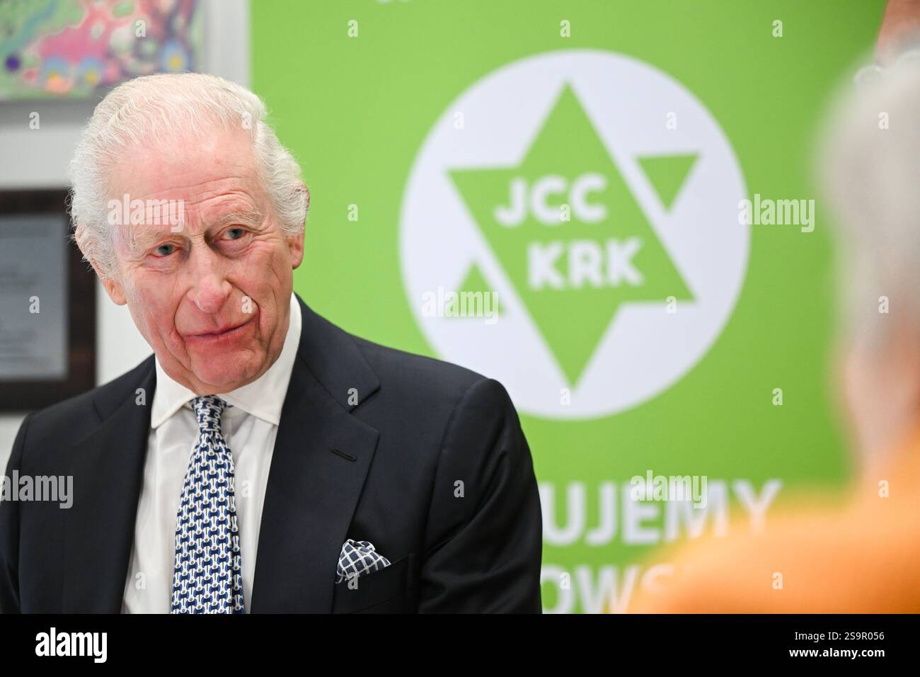 Le roi Charles III lors de sa visite au Centre communautaire juif (CCM) de Cracovie, pour rencontrer des survivants de l'Holocauste et entendre des bénévoles et des membres parler du soutien du centre aux personnes de tous âges et de tous horizons dans le cadre de sa mission de reconstruction de la vie juive dans la ville. Le roi est en Pologne pour assister aux commémorations à Auschwitz-Birkenau, marquant les 80 ans de la libération du camp de concentration. Date de la photo : lundi 27 janvier 2025. Banque D'Images