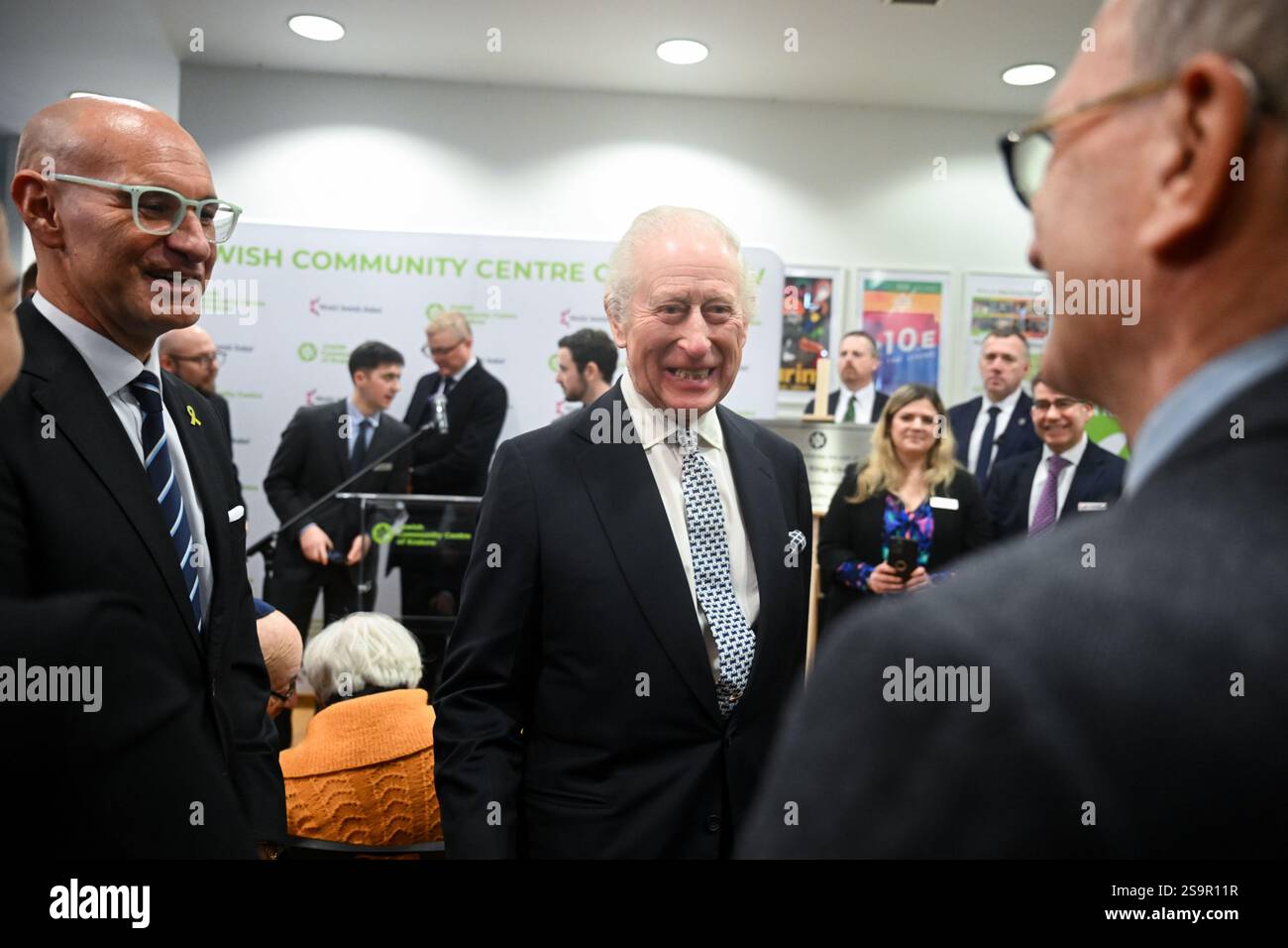 Le roi Charles III lors de sa visite au Centre communautaire juif (CCM) de Cracovie, pour rencontrer des survivants de l'Holocauste et entendre des bénévoles et des membres parler du soutien du centre aux personnes de tous âges et de tous horizons dans le cadre de sa mission de reconstruction de la vie juive dans la ville. Le roi est en Pologne pour assister aux commémorations à Auschwitz-Birkenau, marquant les 80 ans de la libération du camp de concentration. Date de la photo : lundi 27 janvier 2025. Banque D'Images