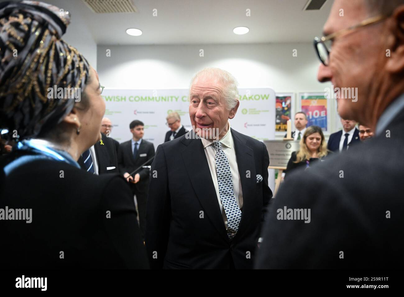 Le roi Charles III lors de sa visite au Centre communautaire juif (CCM) de Cracovie, pour rencontrer des survivants de l'Holocauste et entendre des bénévoles et des membres parler du soutien du centre aux personnes de tous âges et de tous horizons dans le cadre de sa mission de reconstruction de la vie juive dans la ville. Le roi est en Pologne pour assister aux commémorations à Auschwitz-Birkenau, marquant les 80 ans de la libération du camp de concentration. Date de la photo : lundi 27 janvier 2025. Banque D'Images
