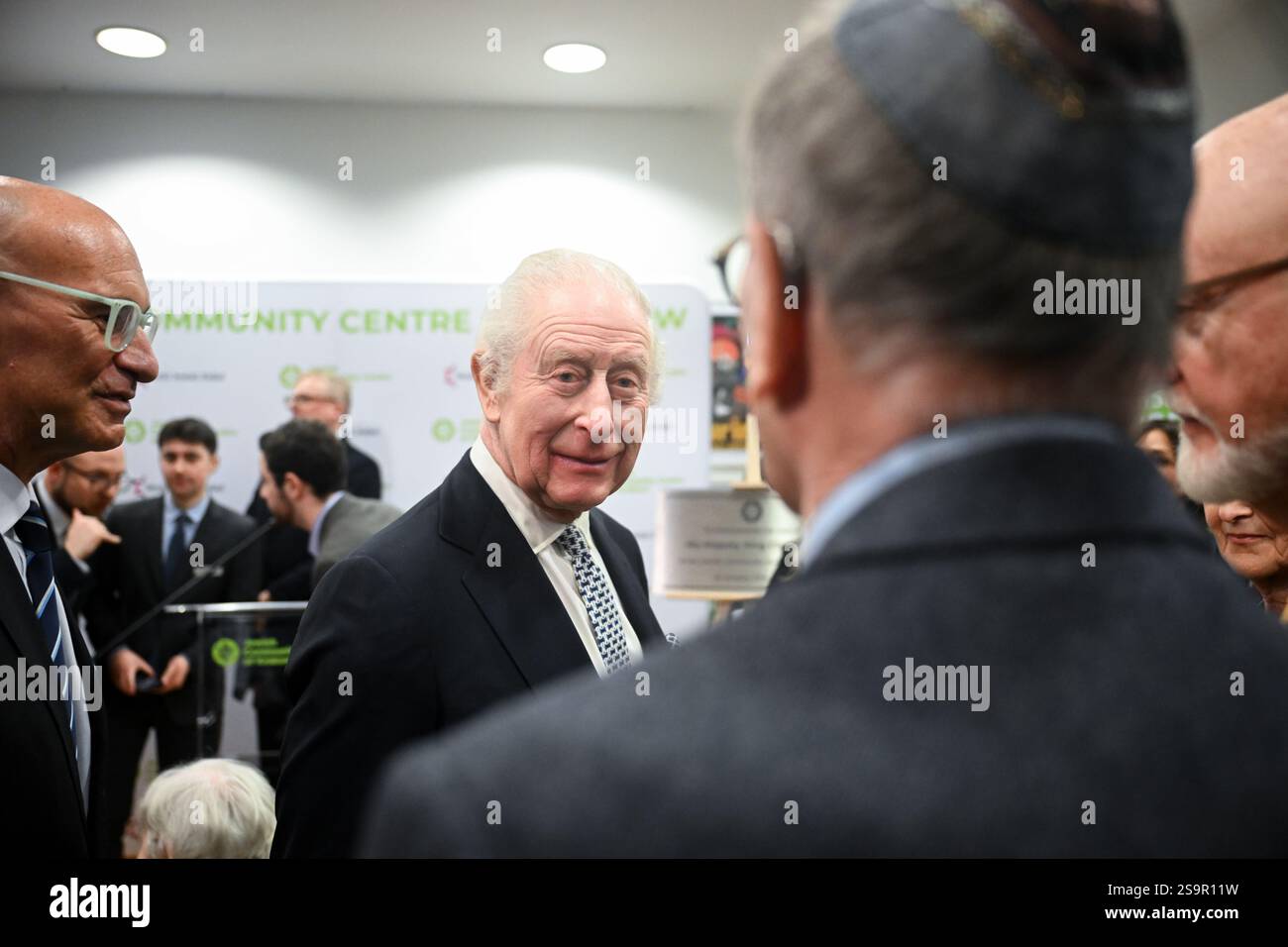 Le roi Charles III lors de sa visite au Centre communautaire juif (CCM) de Cracovie, pour rencontrer des survivants de l'Holocauste et entendre des bénévoles et des membres parler du soutien du centre aux personnes de tous âges et de tous horizons dans le cadre de sa mission de reconstruction de la vie juive dans la ville. Le roi est en Pologne pour assister aux commémorations à Auschwitz-Birkenau, marquant les 80 ans de la libération du camp de concentration. Date de la photo : lundi 27 janvier 2025. Banque D'Images