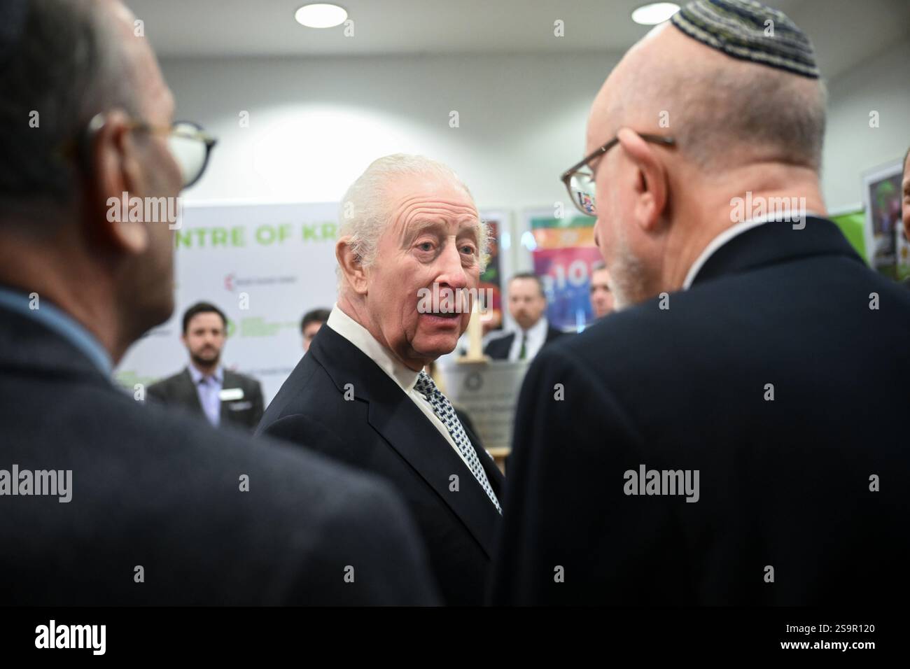 Le roi Charles III lors de sa visite au Centre communautaire juif (CCM) de Cracovie, pour rencontrer des survivants de l'Holocauste et entendre des bénévoles et des membres parler du soutien du centre aux personnes de tous âges et de tous horizons dans le cadre de sa mission de reconstruction de la vie juive dans la ville. Le roi est en Pologne pour assister aux commémorations à Auschwitz-Birkenau, marquant les 80 ans de la libération du camp de concentration. Date de la photo : lundi 27 janvier 2025. Banque D'Images