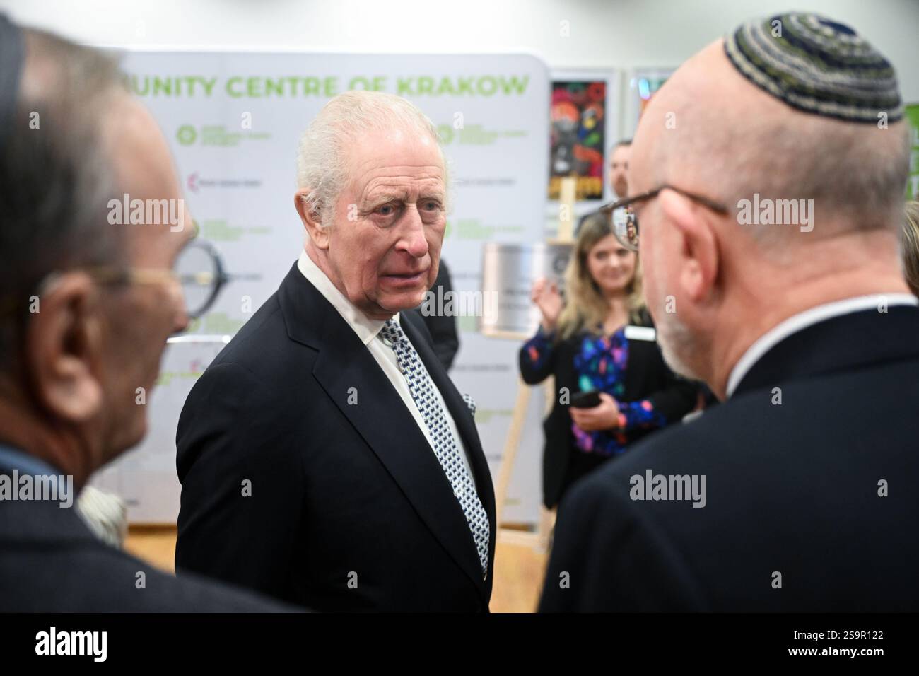 Le roi Charles III lors de sa visite au Centre communautaire juif (CCM) de Cracovie, pour rencontrer des survivants de l'Holocauste et entendre des bénévoles et des membres parler du soutien du centre aux personnes de tous âges et de tous horizons dans le cadre de sa mission de reconstruction de la vie juive dans la ville. Le roi est en Pologne pour assister aux commémorations à Auschwitz-Birkenau, marquant les 80 ans de la libération du camp de concentration. Date de la photo : lundi 27 janvier 2025. Banque D'Images