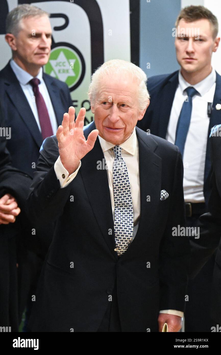 Le roi Charles III lors de sa visite au Centre communautaire juif (CCM) de Cracovie, pour rencontrer des survivants de l'Holocauste et entendre des bénévoles et des membres parler du soutien du centre aux personnes de tous âges et de tous horizons dans le cadre de sa mission de reconstruction de la vie juive dans la ville. Le roi est en Pologne pour assister aux commémorations à Auschwitz-Birkenau, marquant les 80 ans de la libération du camp de concentration. Date de la photo : lundi 27 janvier 2025. Banque D'Images