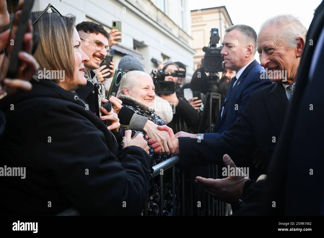 Le roi Charles III lors de sa visite au Centre communautaire juif (CCM) de Cracovie, pour rencontrer des survivants de l'Holocauste et entendre des bénévoles et des membres parler du soutien du centre aux personnes de tous âges et de tous horizons dans le cadre de sa mission de reconstruction de la vie juive dans la ville. Le roi est en Pologne pour assister aux commémorations à Auschwitz-Birkenau, marquant les 80 ans de la libération du camp de concentration. Date de la photo : lundi 27 janvier 2025. Banque D'Images