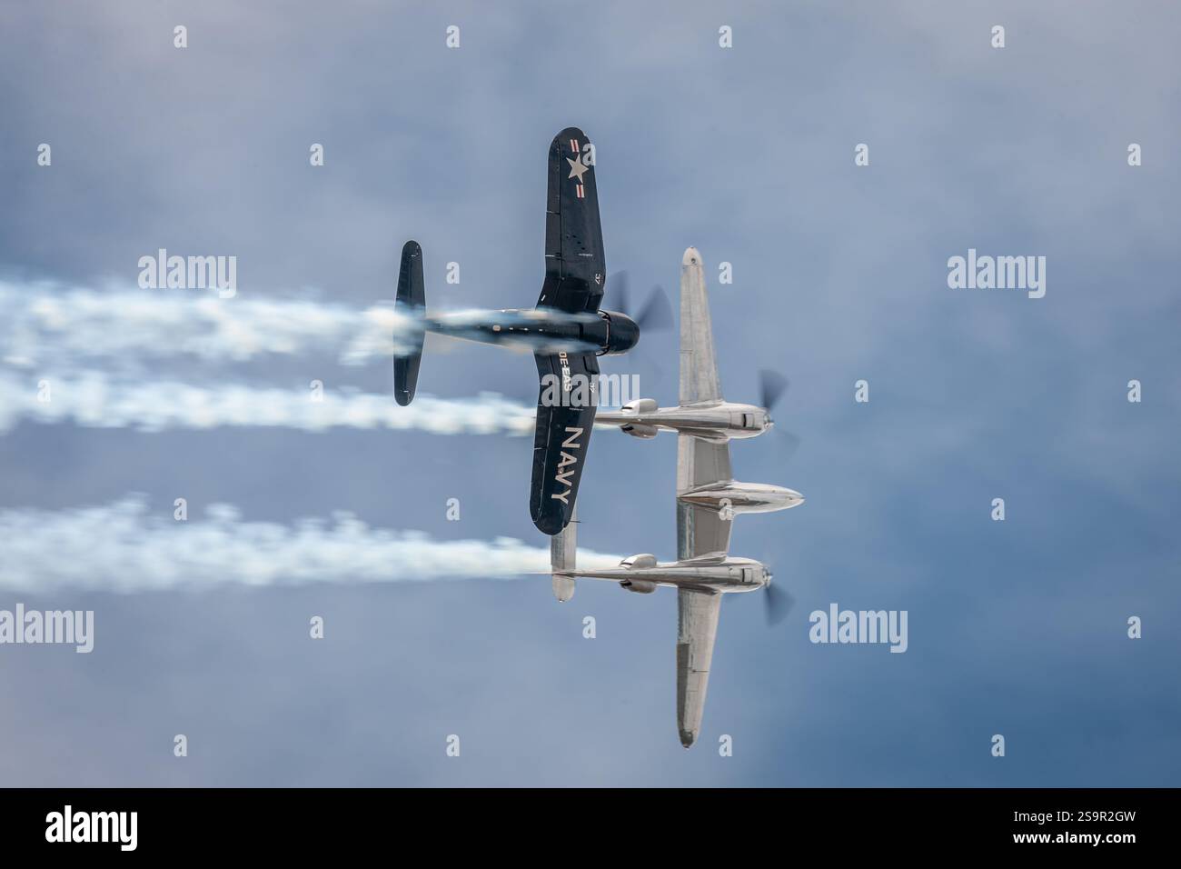 Chance Vought F4U-4 Corsair « OE-EAS » et Lockheed P-38 Lightning « N25Y », salon aéronautique international de Farnborough, Hampshire, Angleterre, Royaume-Uni Banque D'Images