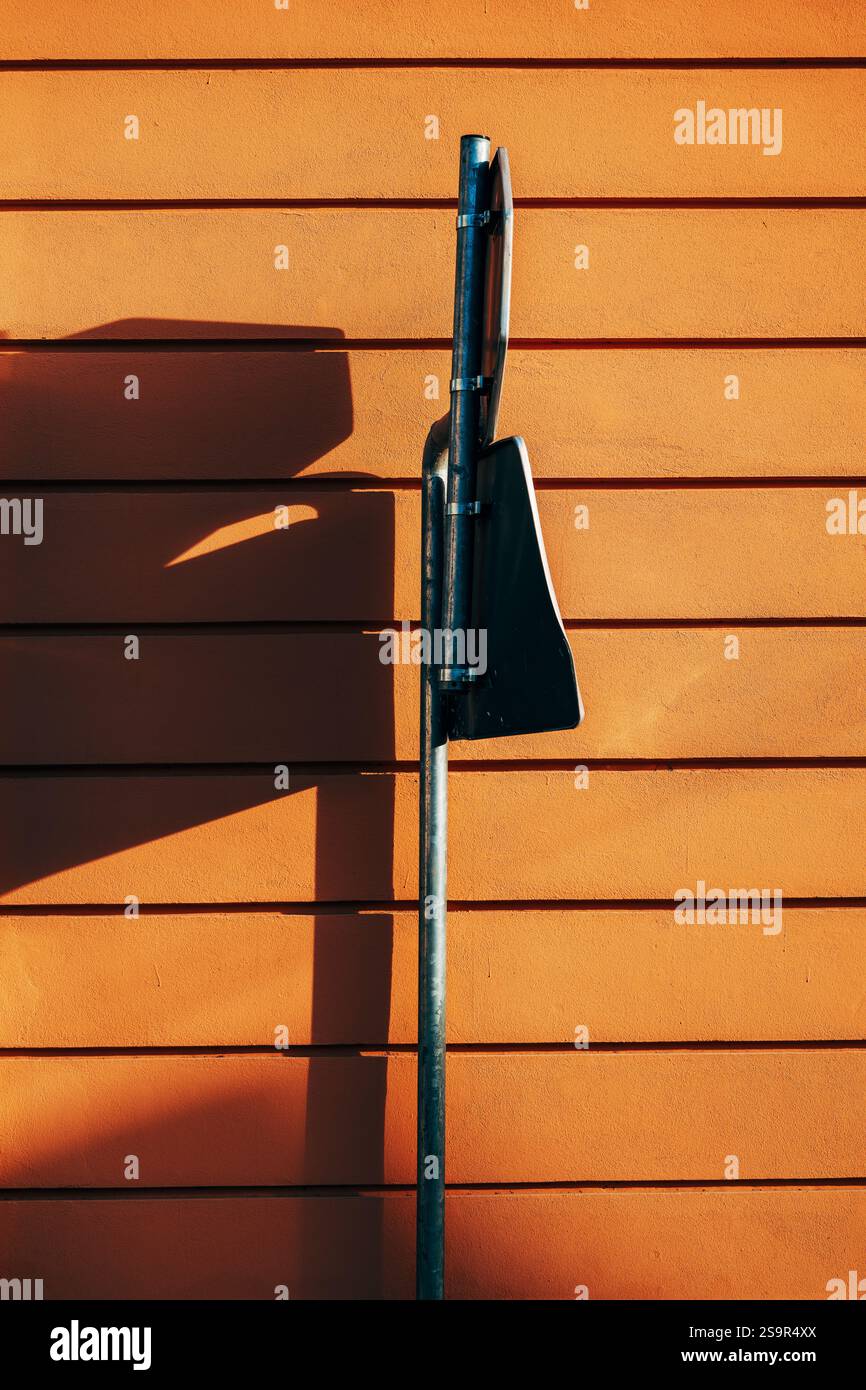 Panneau de signalisation avec effet de lumière et d'ombre sur la rue, mise au point sélective Banque D'Images