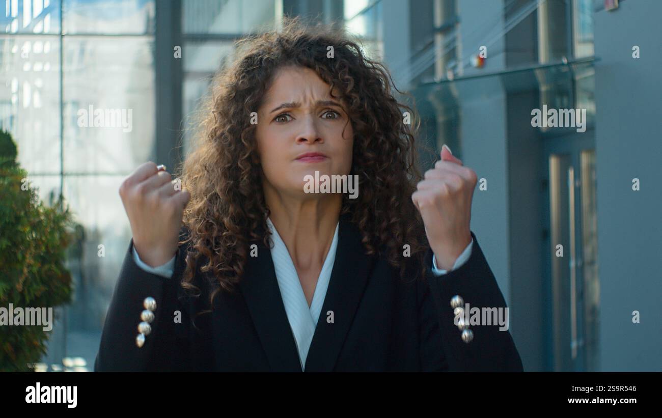 En colère fou mécontent femme caucasienne agacée fille femme d'affaires se sentent colère rage irritation expression négative regardant le conflit de caméra Banque D'Images