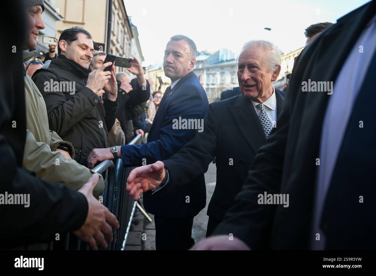 Le roi Charles III lors de sa visite au Centre communautaire juif (CCM) de Cracovie, pour rencontrer des survivants de l'Holocauste et entendre des bénévoles et des membres parler du soutien du centre aux personnes de tous âges et de tous horizons dans le cadre de sa mission de reconstruction de la vie juive dans la ville. Le roi est en Pologne pour assister aux commémorations à Auschwitz-Birkenau, marquant les 80 ans de la libération du camp de concentration. Date de la photo : lundi 27 janvier 2025. Banque D'Images