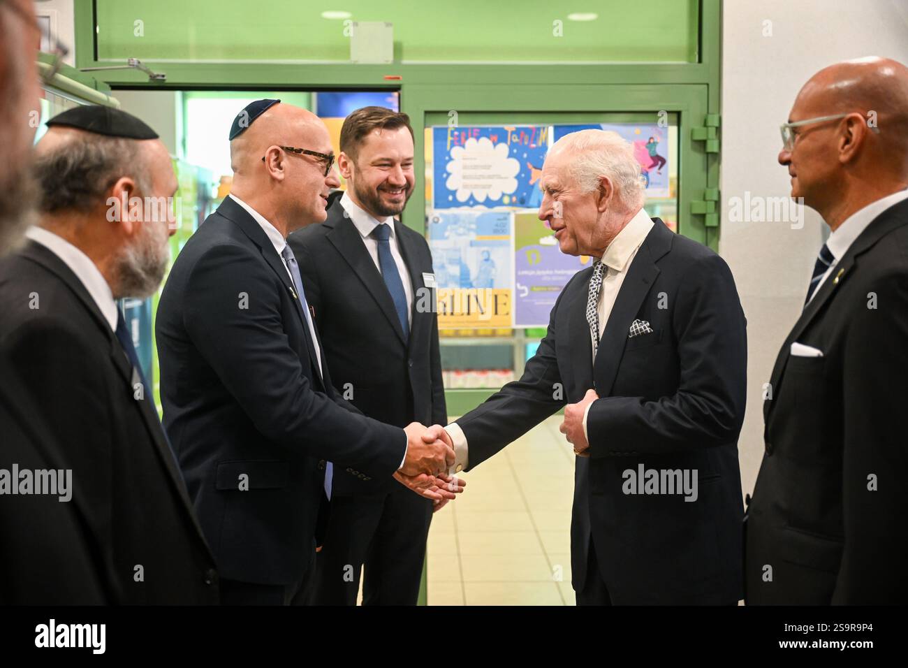 Le roi Charles III lors de sa visite au Centre communautaire juif (CCM) de Cracovie, pour rencontrer des survivants de l'Holocauste et entendre des bénévoles et des membres parler du soutien du centre aux personnes de tous âges et de tous horizons dans le cadre de sa mission de reconstruction de la vie juive dans la ville. Le roi est en Pologne pour assister aux commémorations à Auschwitz-Birkenau, marquant les 80 ans de la libération du camp de concentration. Date de la photo : lundi 27 janvier 2025. Banque D'Images