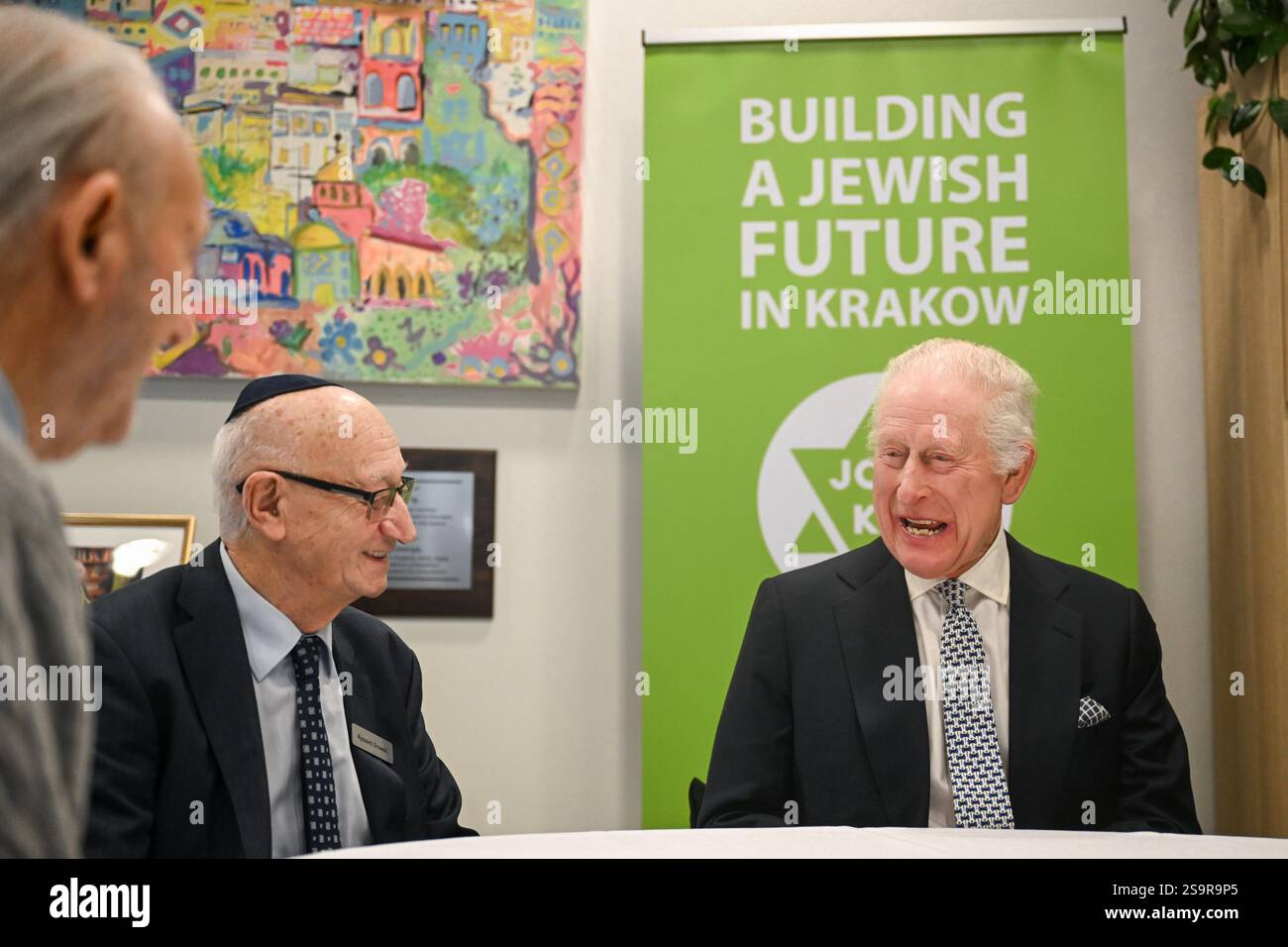 Le Roi Charles III (à droite) lors de sa visite au Centre communautaire juif (CCM) de Cracovie, pour rencontrer des survivants de l'Holocauste et entendre des bénévoles et des membres parler du soutien du Centre aux personnes de tous âges et de tous horizons dans le cadre de sa mission de reconstruction de la vie juive dans la ville. Le roi est en Pologne pour assister aux commémorations à Auschwitz-Birkenau, marquant les 80 ans de la libération du camp de concentration. Date de la photo : lundi 27 janvier 2025. Banque D'Images