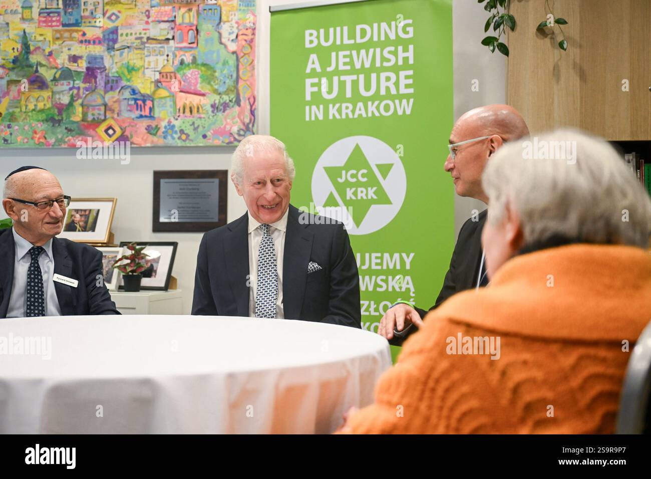 Le roi Charles III lors de sa visite au Centre communautaire juif (CCM) de Cracovie, pour rencontrer des survivants de l'Holocauste et entendre des bénévoles et des membres parler du soutien du centre aux personnes de tous âges et de tous horizons dans le cadre de sa mission de reconstruction de la vie juive dans la ville. Le roi est en Pologne pour assister aux commémorations à Auschwitz-Birkenau, marquant les 80 ans de la libération du camp de concentration. Date de la photo : lundi 27 janvier 2025. Banque D'Images