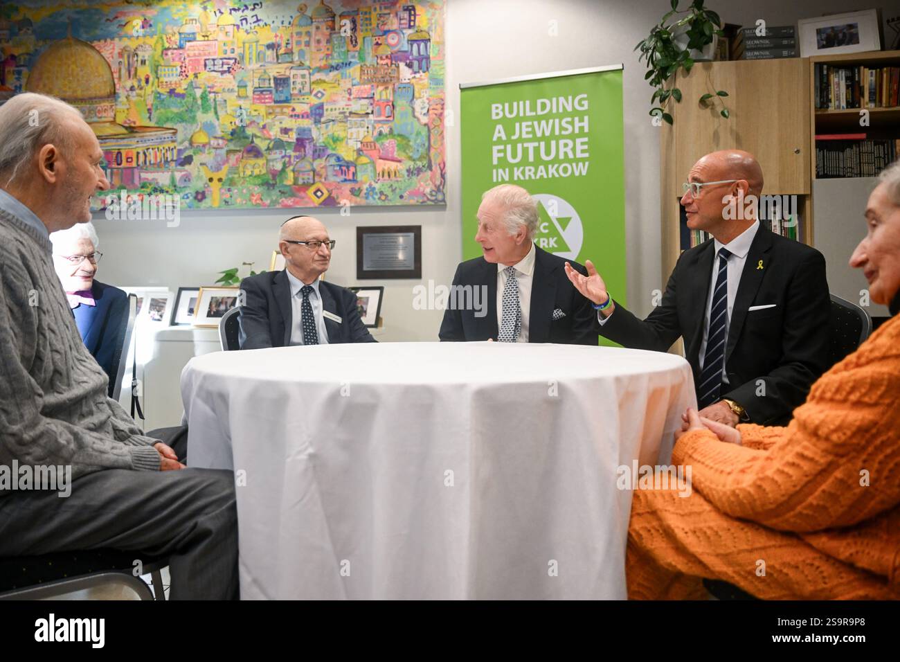 Le roi Charles III (au centre) lors de sa visite au Centre communautaire juif (CCM) de Cracovie, pour rencontrer des survivants de l'Holocauste et entendre des bénévoles et des membres parler du soutien du centre aux personnes de tous âges et de tous horizons dans le cadre de sa mission de reconstruction de la vie juive dans la ville. Le roi est en Pologne pour assister aux commémorations à Auschwitz-Birkenau, marquant les 80 ans de la libération du camp de concentration. Date de la photo : lundi 27 janvier 2025. Banque D'Images