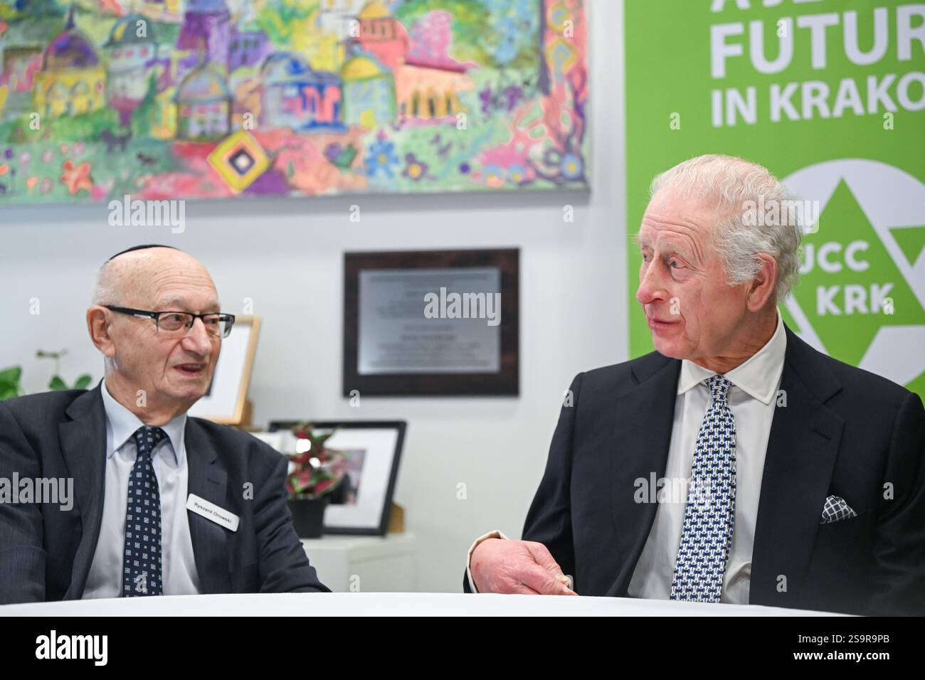 Le Roi Charles III (à droite) lors de sa visite au Centre communautaire juif (CCM) de Cracovie, pour rencontrer des survivants de l'Holocauste et entendre des bénévoles et des membres parler du soutien du Centre aux personnes de tous âges et de tous horizons dans le cadre de sa mission de reconstruction de la vie juive dans la ville. Le roi est en Pologne pour assister aux commémorations à Auschwitz-Birkenau, marquant les 80 ans de la libération du camp de concentration. Date de la photo : lundi 27 janvier 2025. Banque D'Images