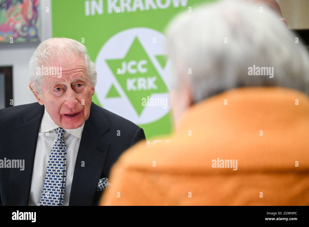 Le roi Charles III lors de sa visite au Centre communautaire juif (CCM) de Cracovie, pour rencontrer des survivants de l'Holocauste et entendre des bénévoles et des membres parler du soutien du centre aux personnes de tous âges et de tous horizons dans le cadre de sa mission de reconstruction de la vie juive dans la ville. Le roi est en Pologne pour assister aux commémorations à Auschwitz-Birkenau, marquant les 80 ans de la libération du camp de concentration. Date de la photo : lundi 27 janvier 2025. Banque D'Images
