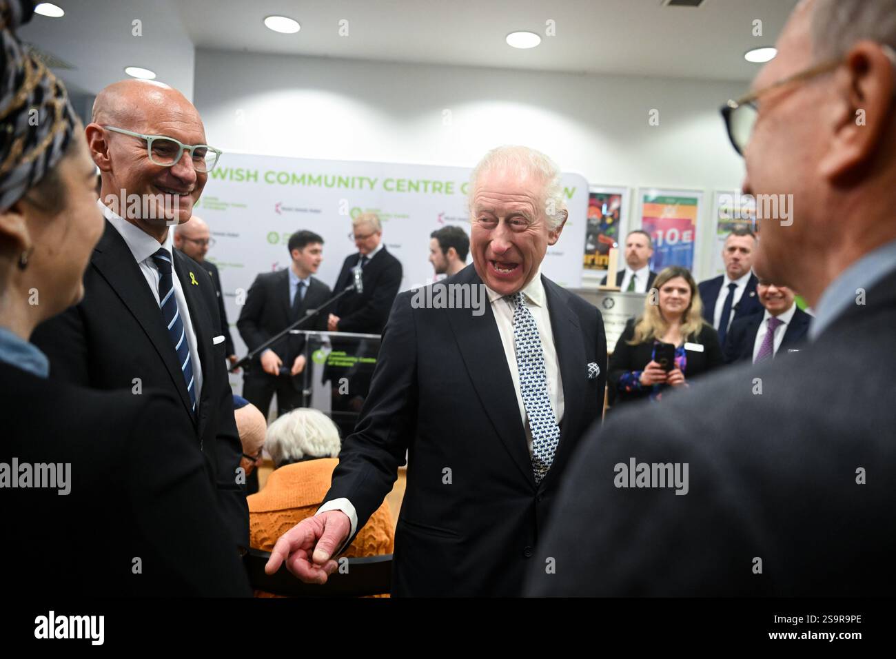 Le roi Charles III lors de sa visite au Centre communautaire juif (CCM) de Cracovie, pour rencontrer des survivants de l'Holocauste et entendre des bénévoles et des membres parler du soutien du centre aux personnes de tous âges et de tous horizons dans le cadre de sa mission de reconstruction de la vie juive dans la ville. Le roi est en Pologne pour assister aux commémorations à Auschwitz-Birkenau, marquant les 80 ans de la libération du camp de concentration. Date de la photo : lundi 27 janvier 2025. Banque D'Images