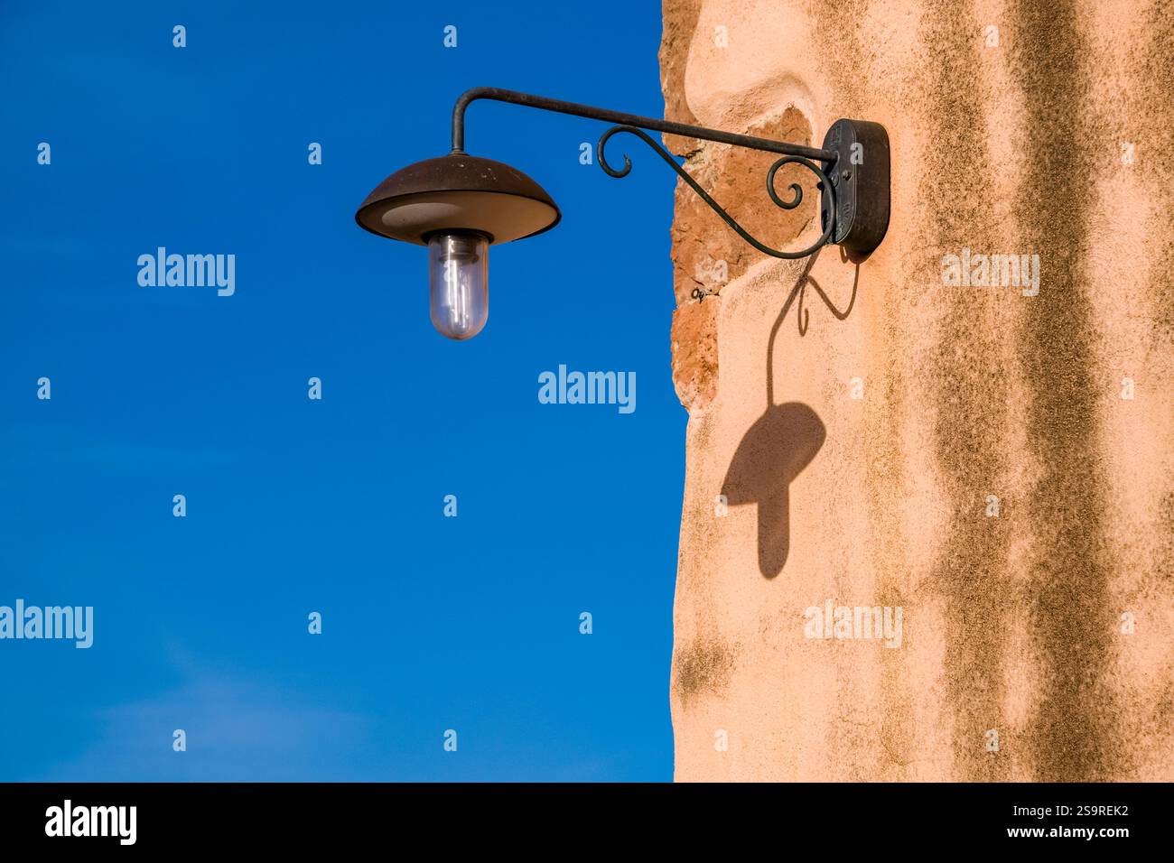 Lampe LED moderne sur la façade d'une vieille maison à Tratalias Vecchio. Banque D'Images