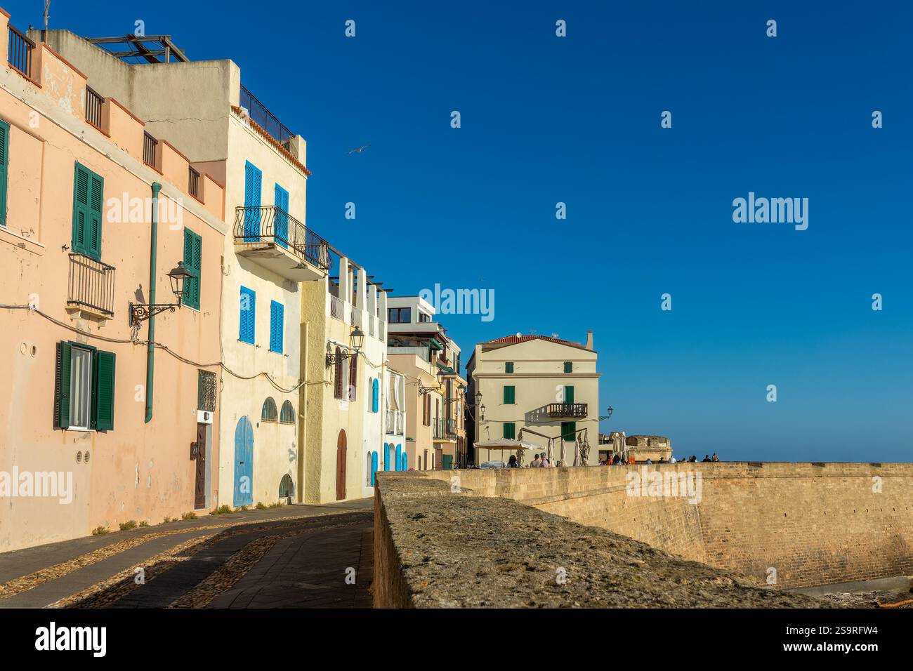 Vue sur la ville fortifiée et la promenade sur les remparts d'Alghero, île de Sardaigne, Italie Banque D'Images