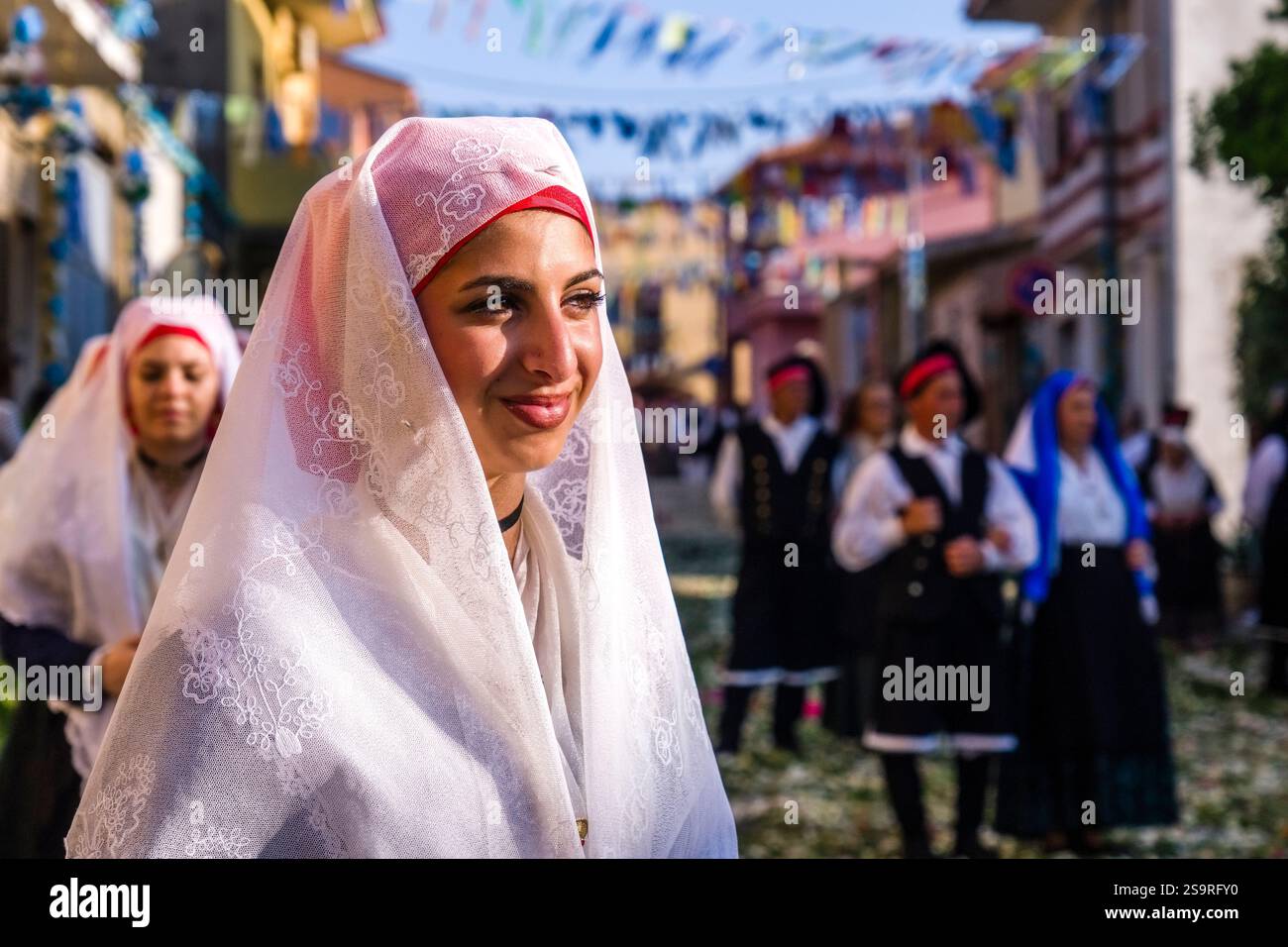 Portrait d'une jeune femme habillée traditionnellement, marchant dans les rues de Gonnesa, participant à la procession de la Madonna di Montserrat. Banque D'Images