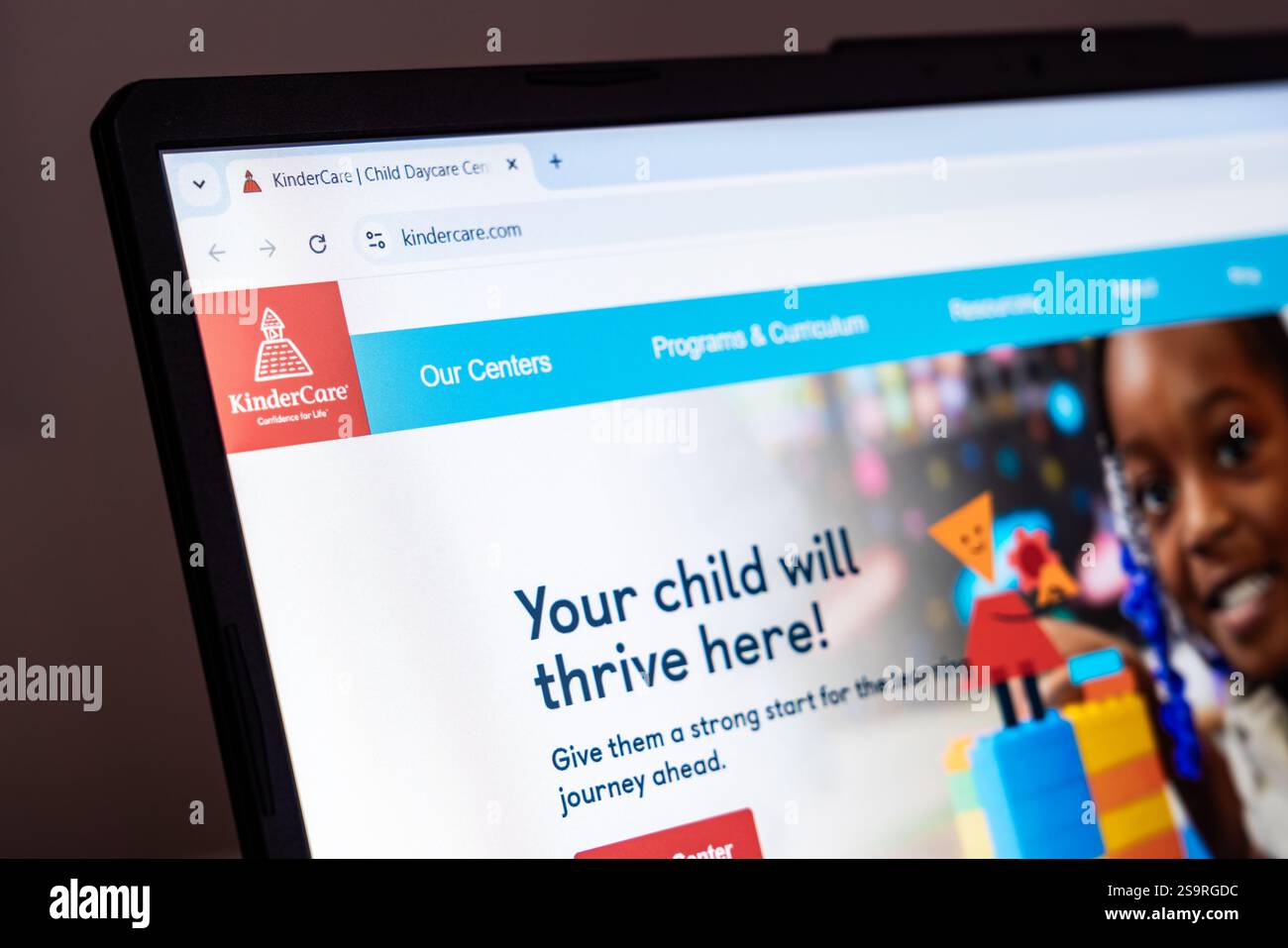 New York, États-Unis - 22 janvier 2025 : site KinderCare affiché sur l'écran d'un ordinateur portable présentant les programmes de garderie et d'éducation préscolaire pour enfants Banque D'Images