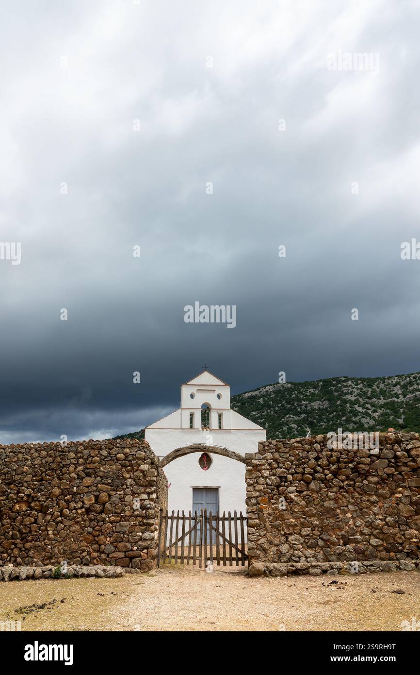 L'église isolée de San Pietro avec le ciel sombre orageux d'humeur sombre, plateau de Golgo près de Baunei à Ogliastra, île de Sardaigne, Italie Banque D'Images