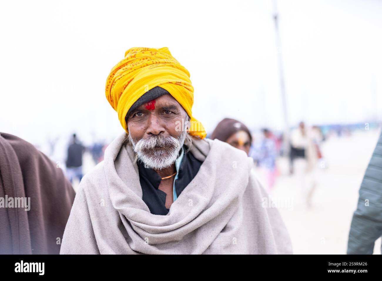 Mahakumbh, groupe de sadhu saints et de dévots marchant vers le fleuve ganga à sangam pour prendre le bain sacré pendant le sankranti makar à mahakumbh. Banque D'Images